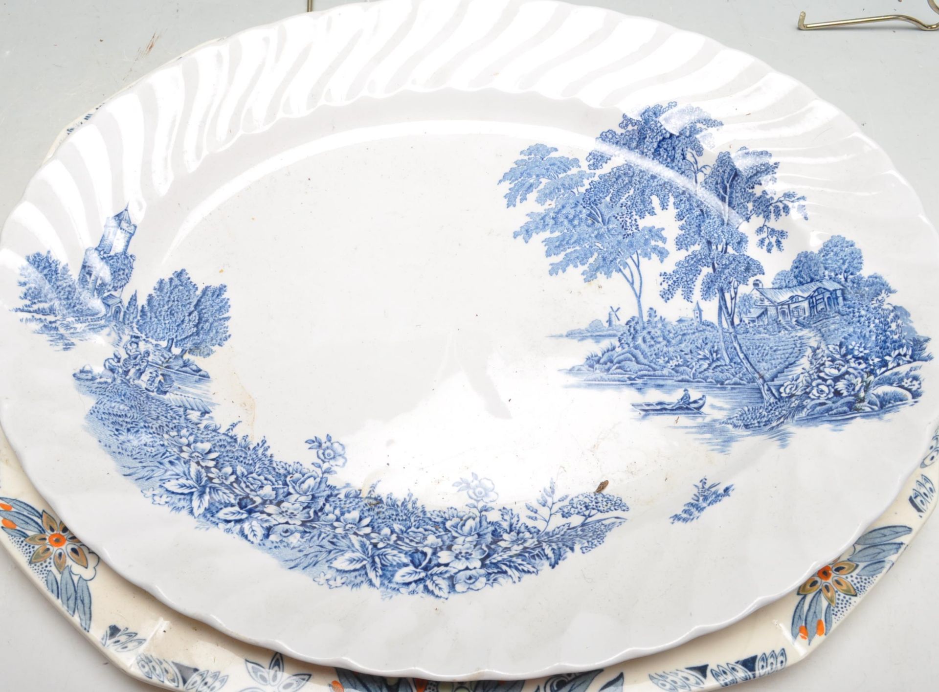 ANTIQUE AND 20TH CENTURY ENGLISH PORCELAIN PLATES AND PLATTERS - Bild 12 aus 18