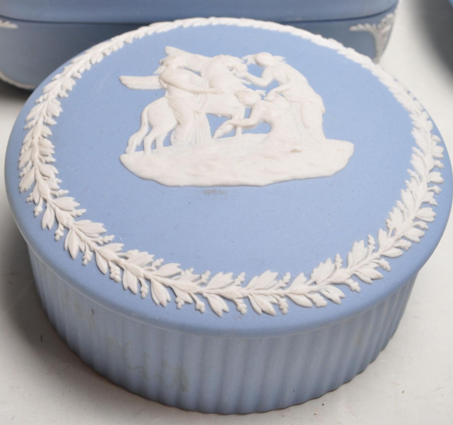 COLLECTION OF WEDGWOOD JASPERWARE POTTERY TRINKET BOXES AND PLATES - Bild 6 aus 12