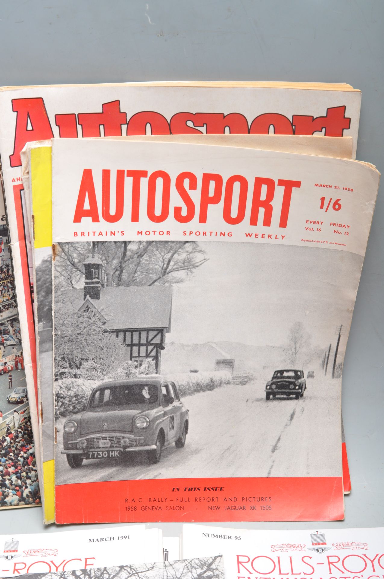 GROUP OF VINTAGE ROLLS ROYCE AND AUTOMOBILIA RELATED MAGAZINES - Bild 9 aus 11