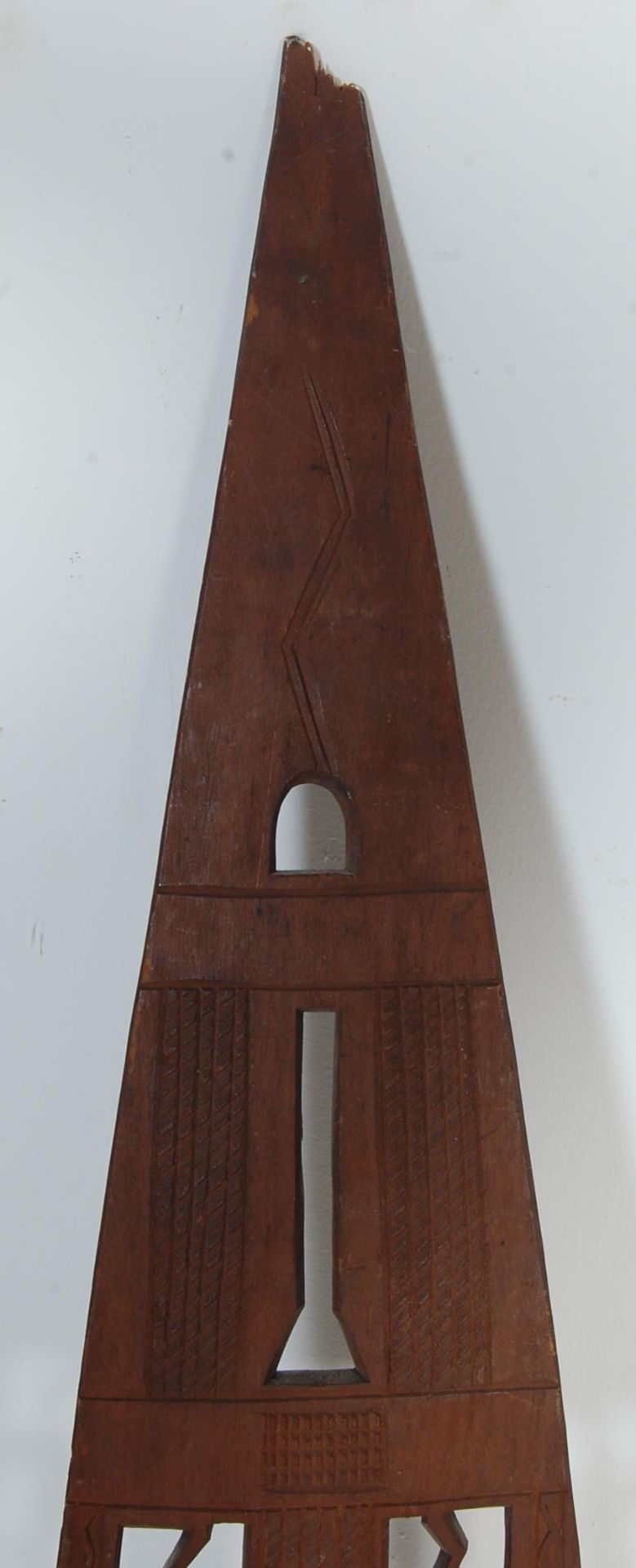 THREE 20TH CENTURY AFRICAN TRIBAL CEREMONIAL PADDLES - Bild 18 aus 25