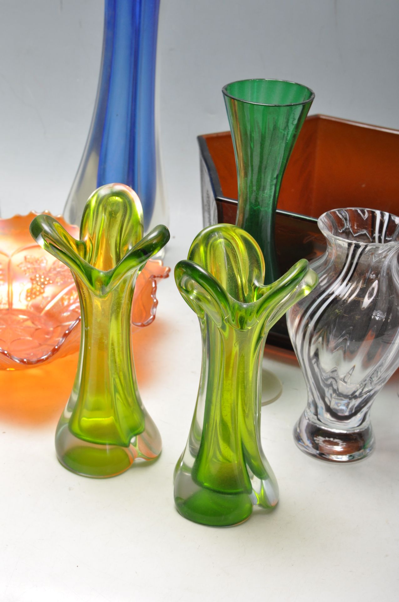 LARGE COLLECTION OF VINTAGE 20TH CENTURY STUDO ART GLASS VASES - Bild 2 aus 9