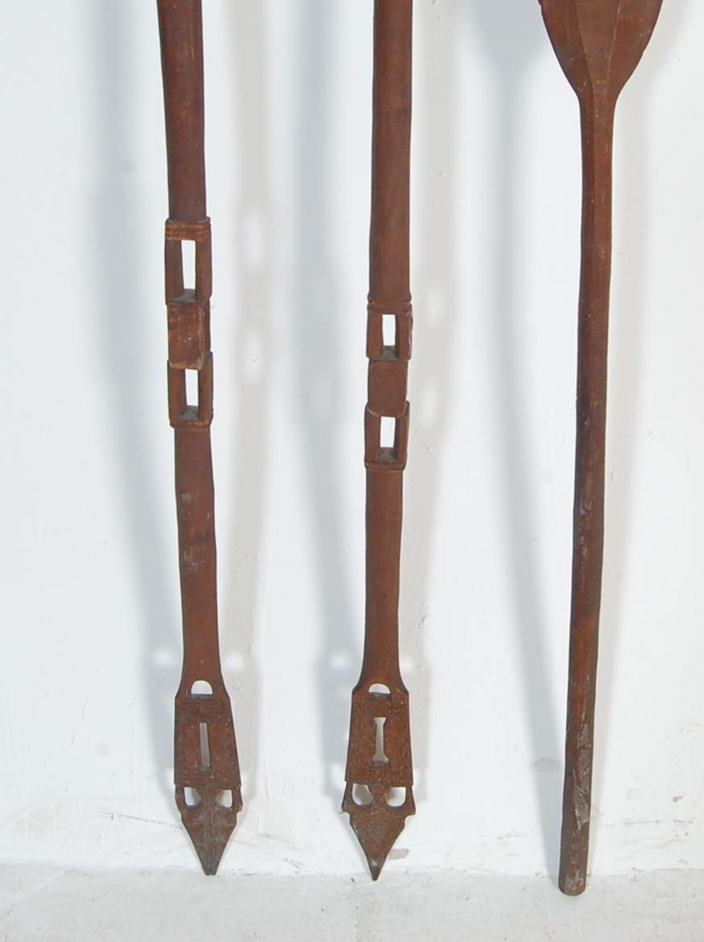 THREE 20TH CENTURY AFRICAN TRIBAL CEREMONIAL PADDLES - Bild 3 aus 25