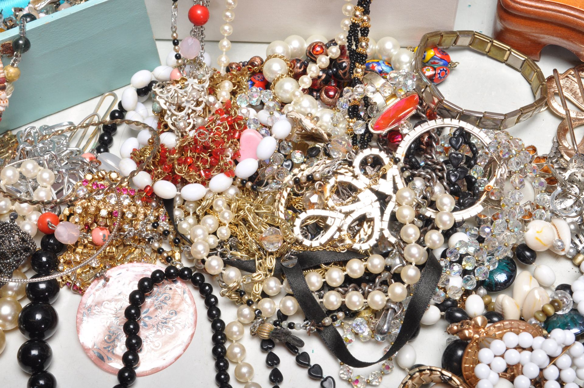 COLLECTION OF VINTAGE COSTUME JEWELLERY - Bild 6 aus 13