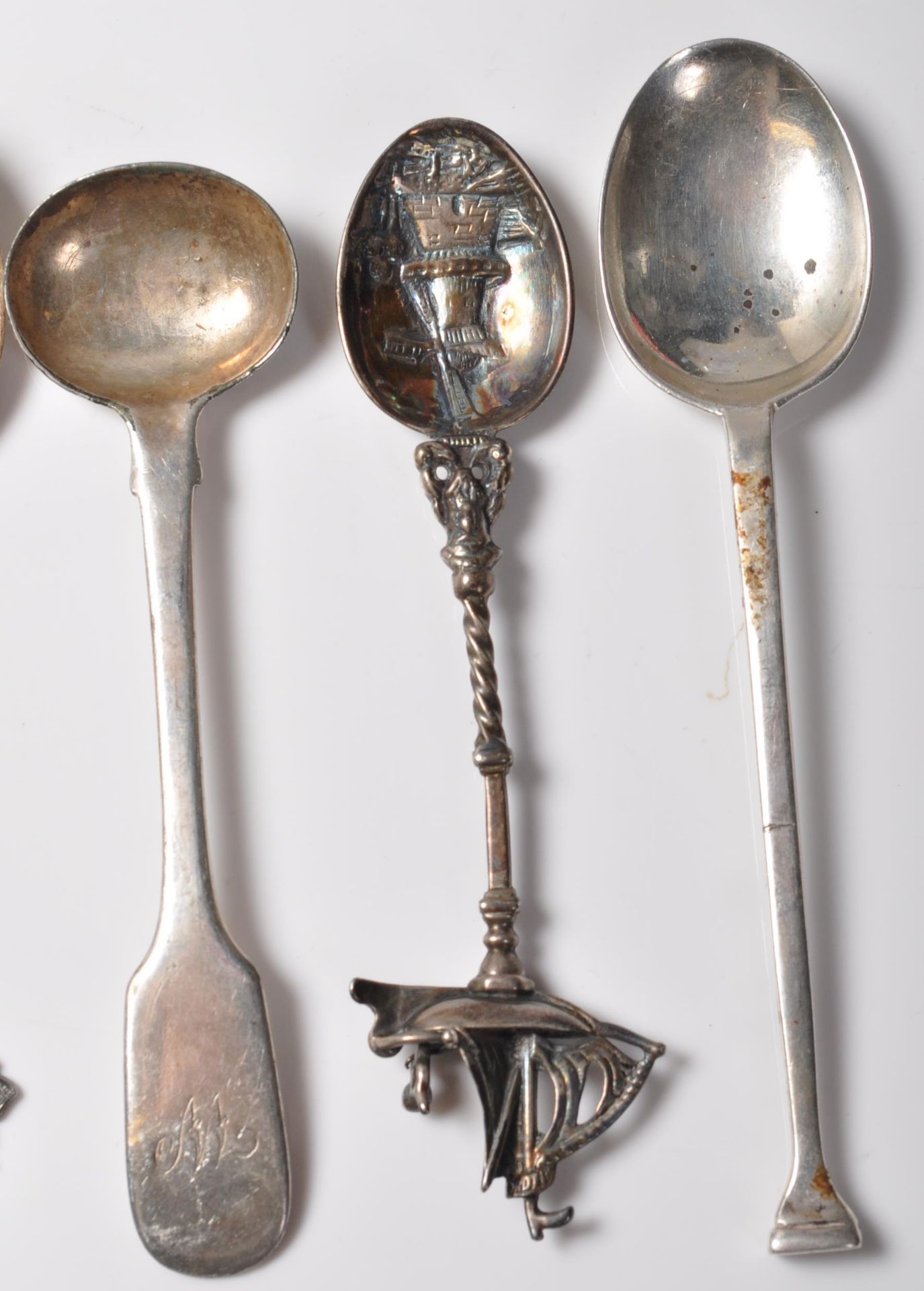 FIVE ANTIQUE & 20TH CENTURY SILVER SPOONS - Bild 3 aus 7