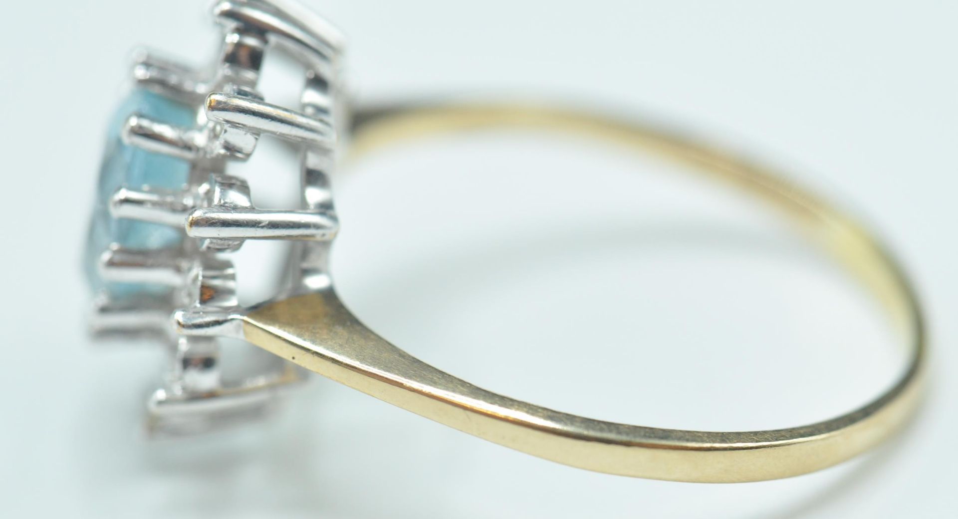 9CT GOLD AQUAMARINE & DIAMOND CLUSTER RING - Image 4 of 7