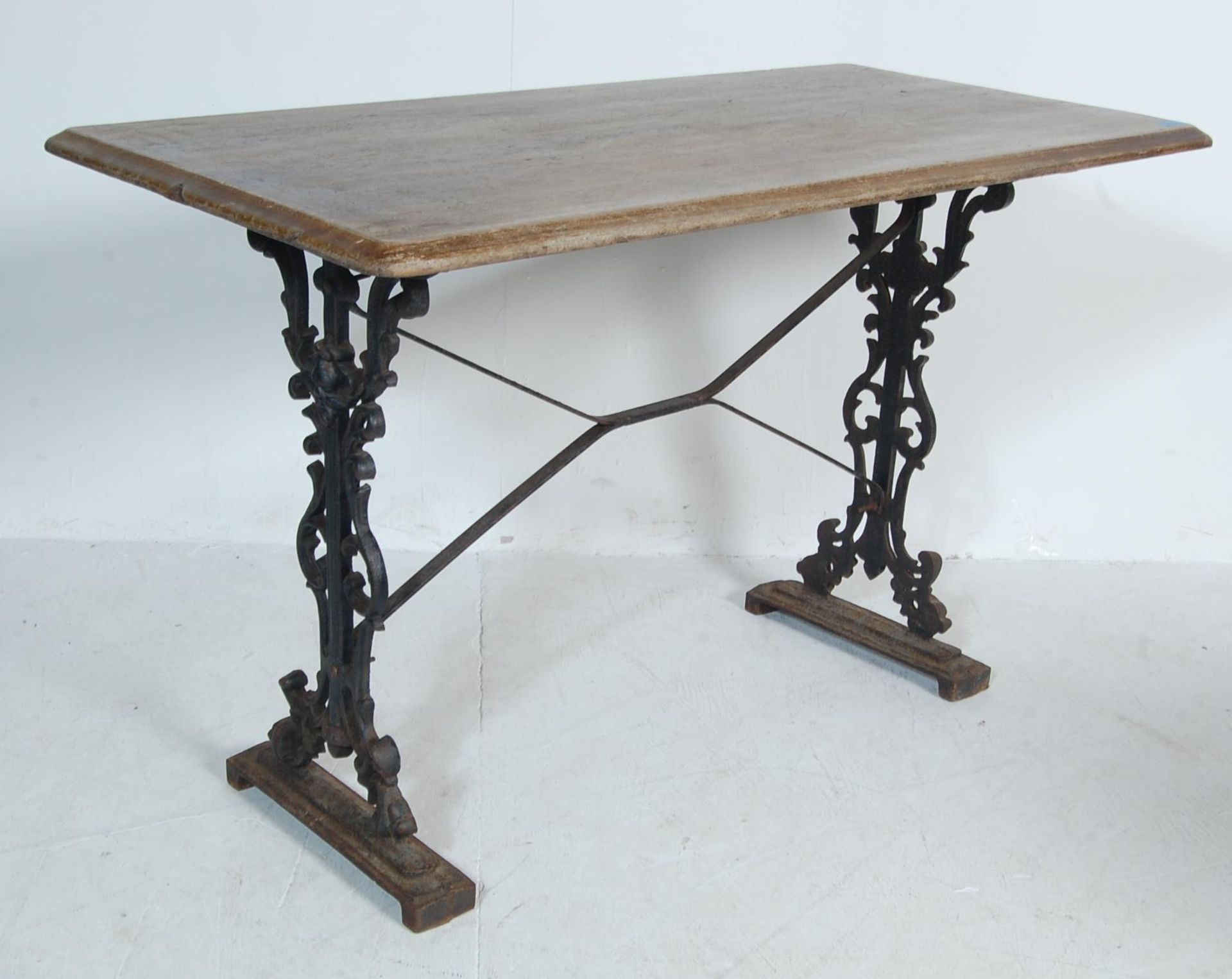 19TH CENTURY VICTORIAN CAST IRON AND WOOD GARDEN TABLE / PUB TABLE - Bild 2 aus 7