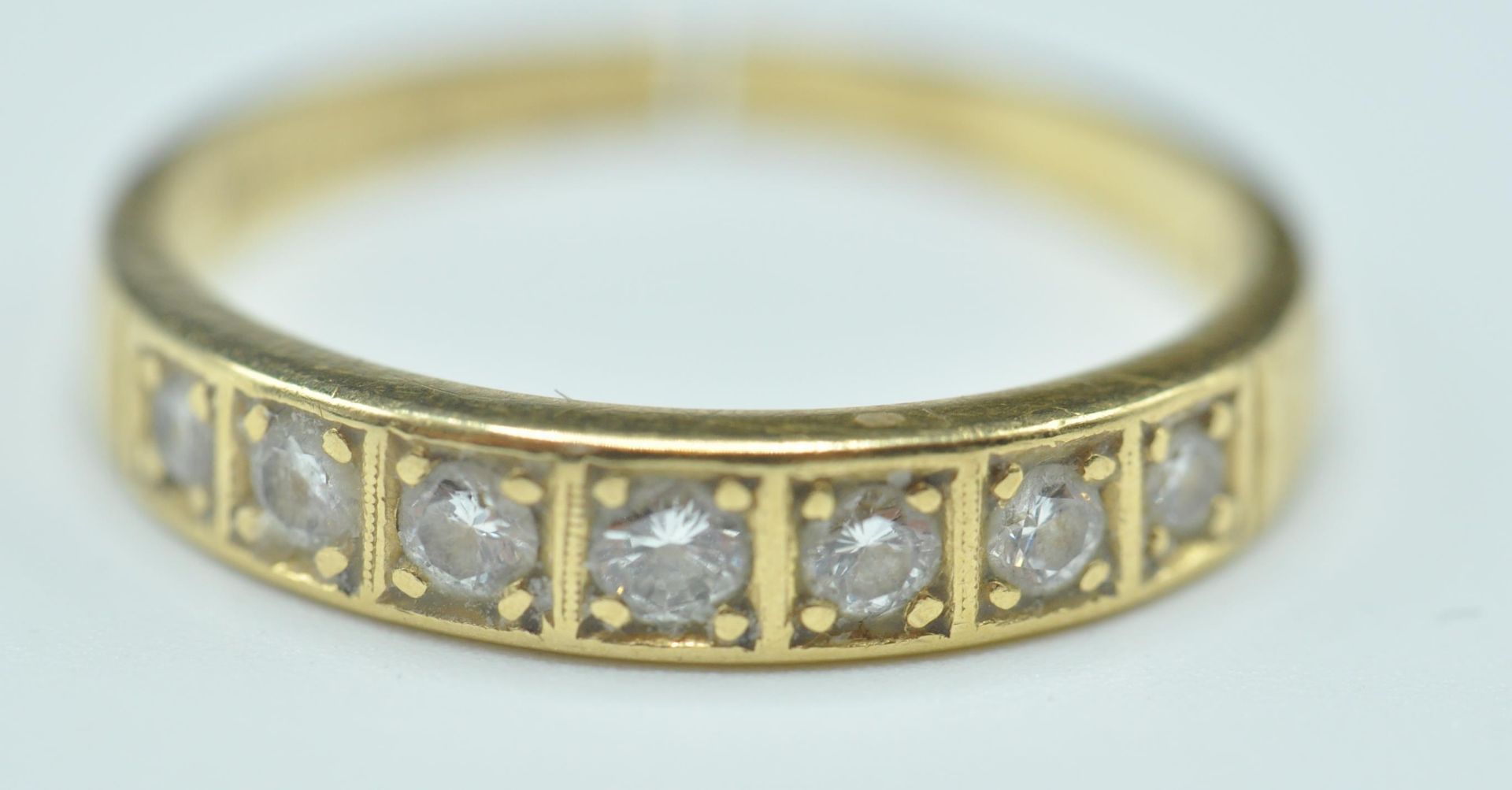 18CT GOLD & DIAMOND HALLMARKED SEVEN STONE RING - Bild 2 aus 9