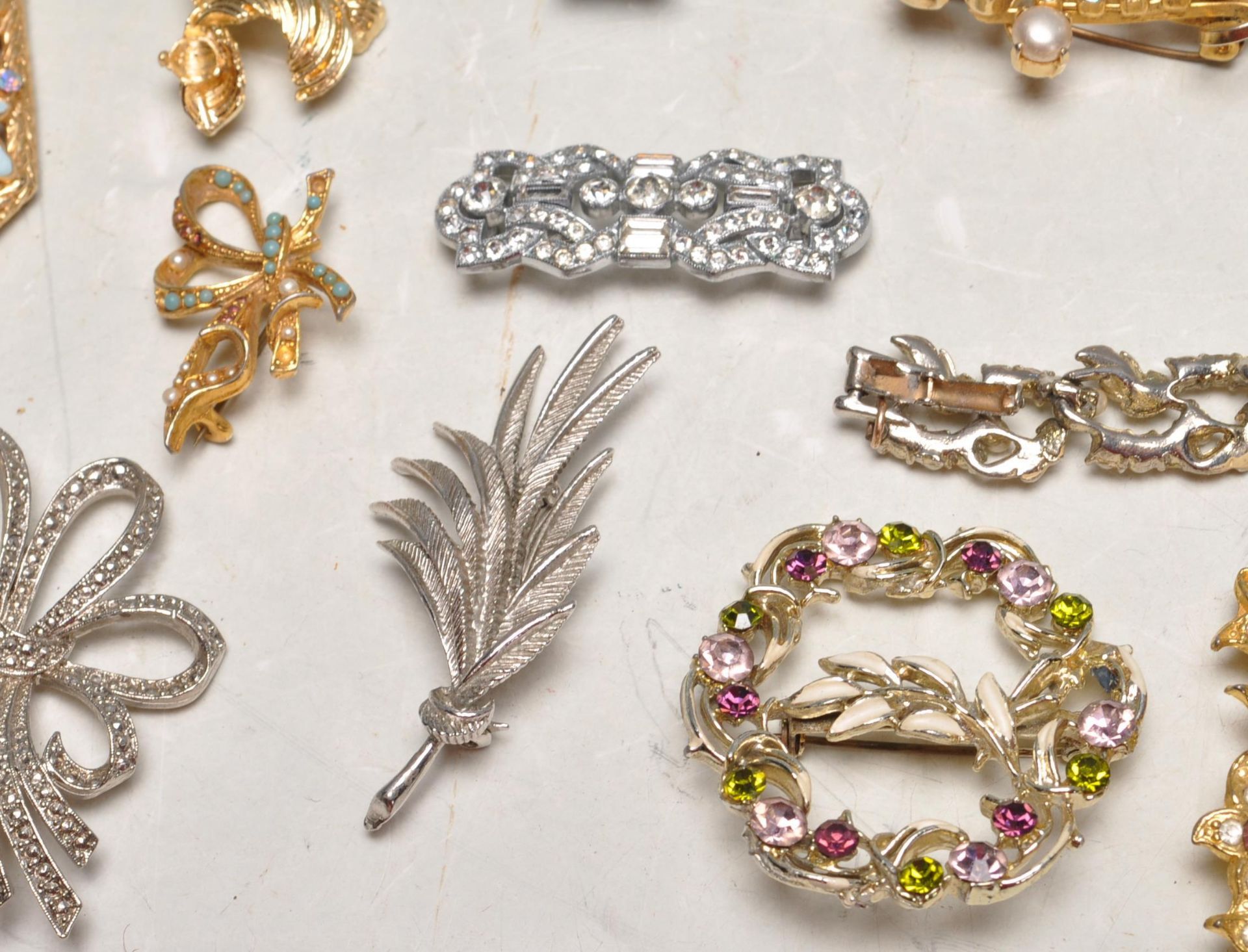 COLLECTION OF VINTAGE 20TH CENTURY COSTUME JEWELLERY - Image 4 of 6