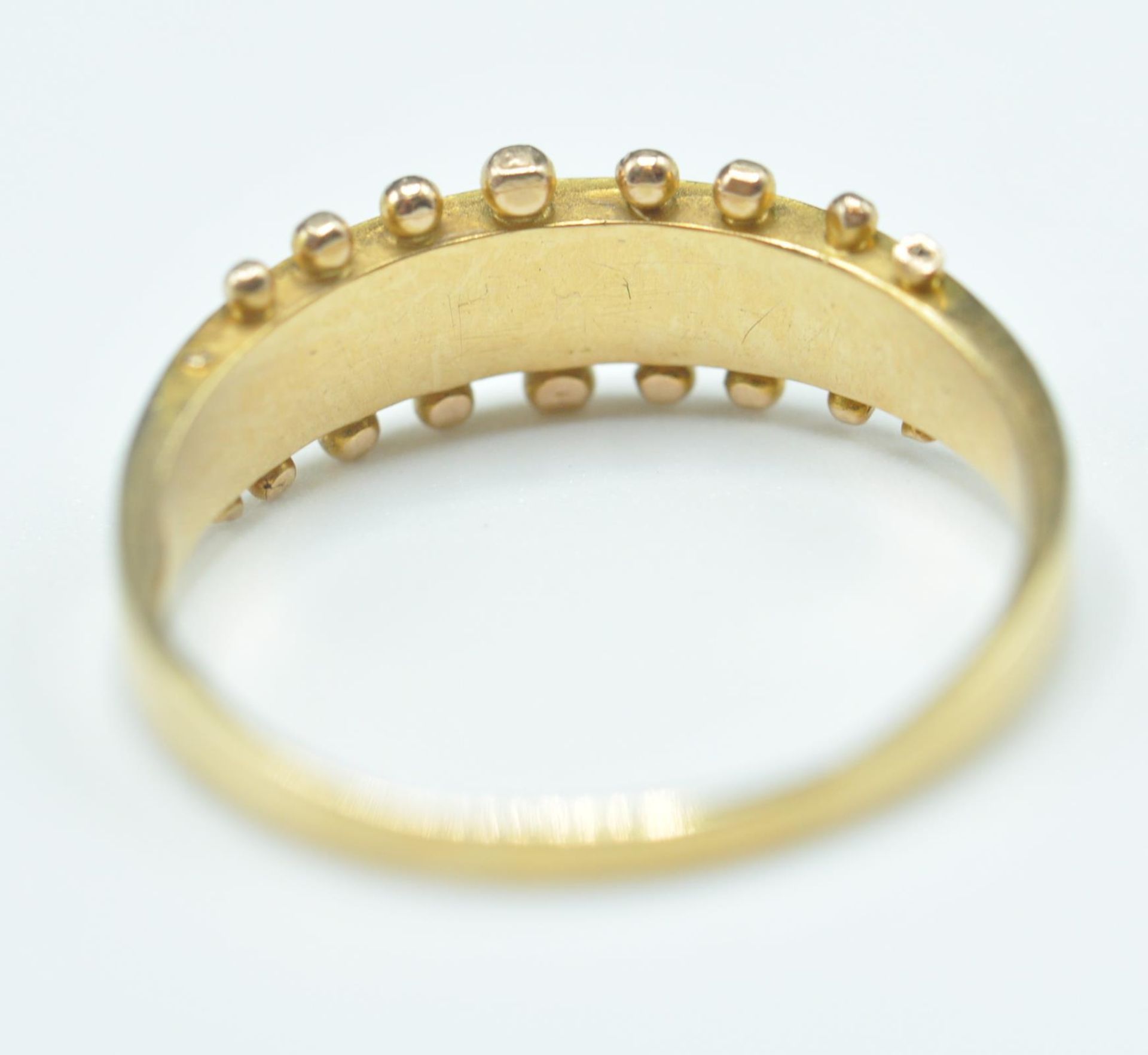 18CT GOLD AND HALF PEARL CHANNEL SET RING - Image 4 of 7