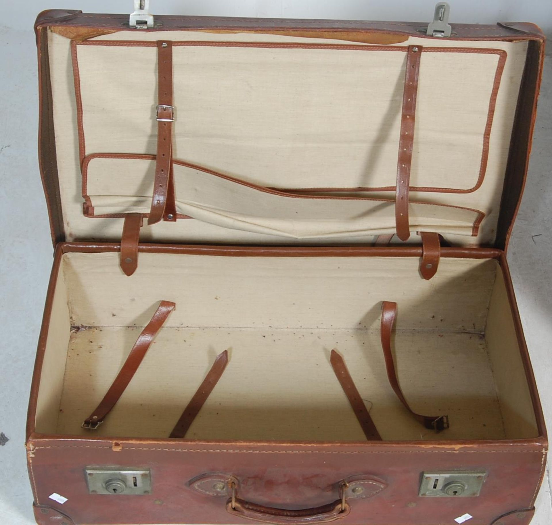 1930’S AND LATER SUITCASES AND TRAVEL TRUNKS - Bild 6 aus 9