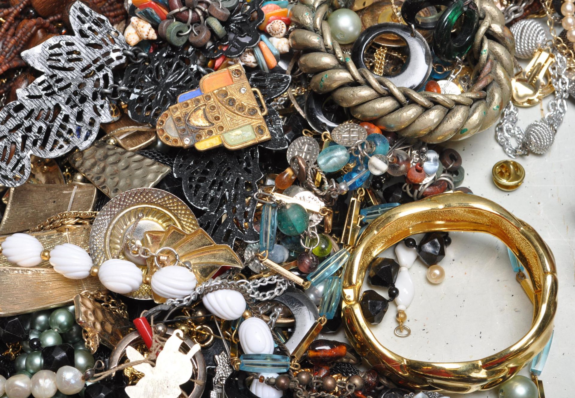 LARGE QUANTITY OF VINTAGE LATE 20TH CENTURY COSTUME JEWELLERY - Image 9 of 13