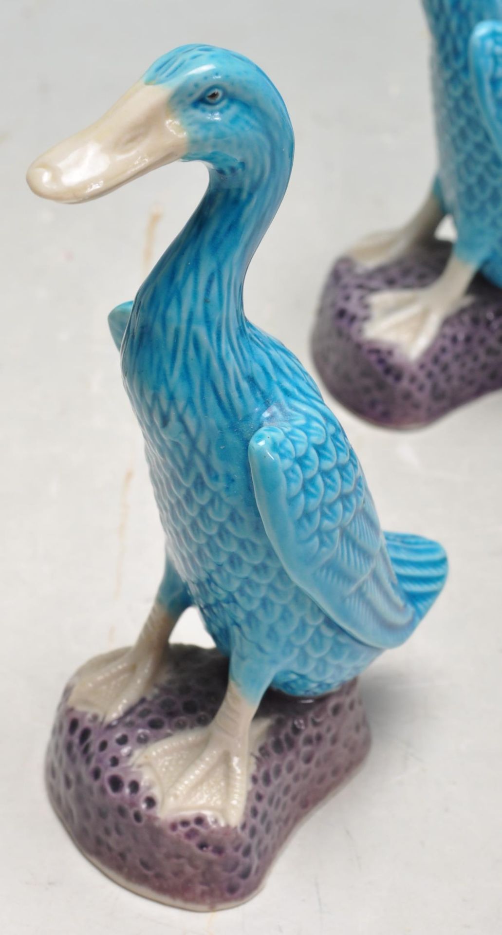 TWO EARLY 20TH CENTURY CHINESE PORCELAIN TURQUOISE DUCKS AND FIVE BESWICK BIRD FIGURINES - Bild 5 aus 10