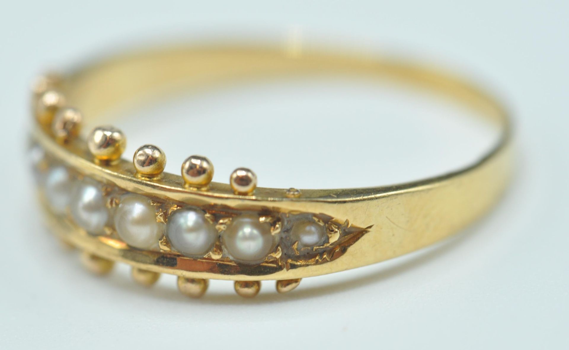 18CT GOLD AND HALF PEARL CHANNEL SET RING - Image 3 of 7