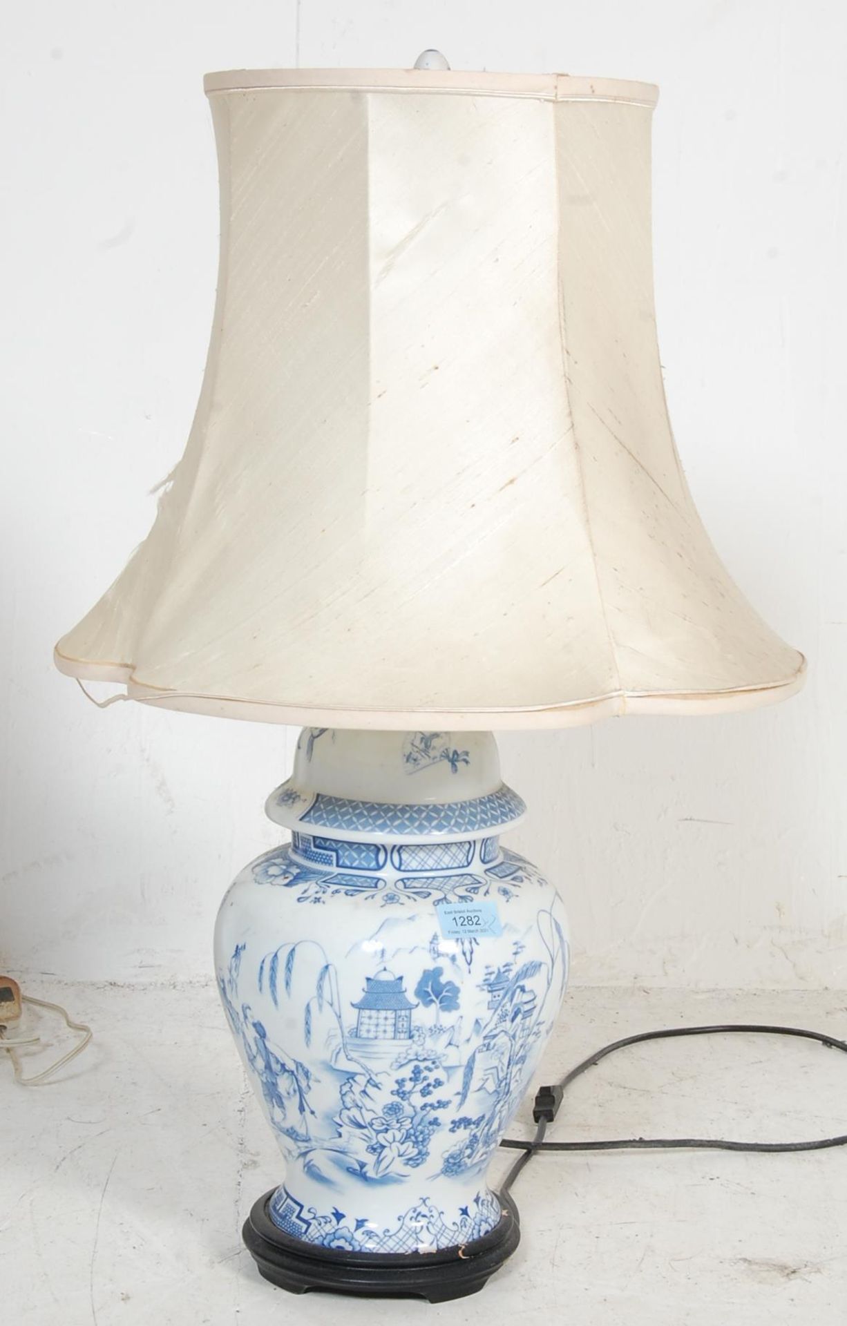2 VINTAGE MID 20TH CENTURY CHINESE BLUE & WHITE LAMPS - Bild 5 aus 7