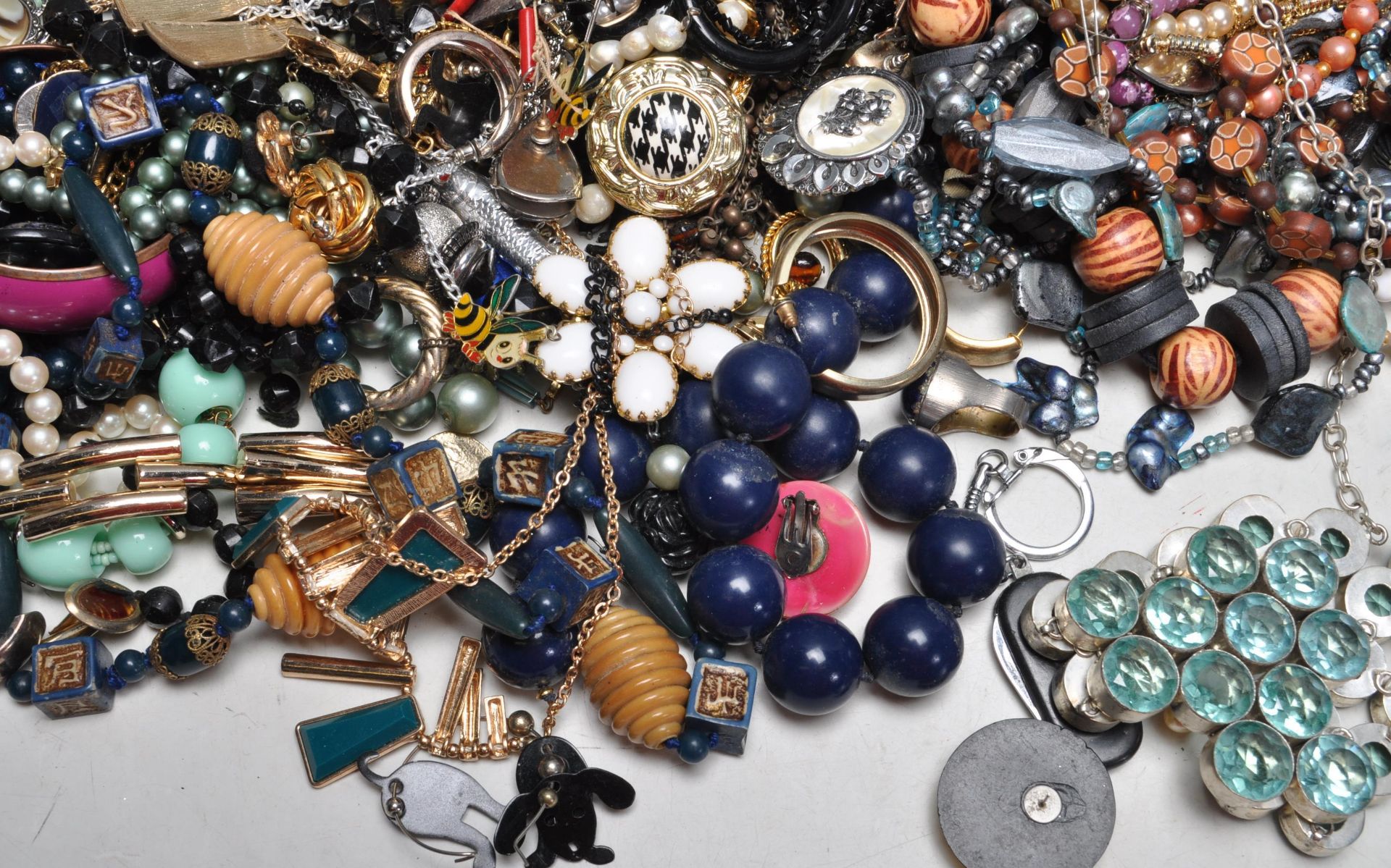 LARGE QUANTITY OF VINTAGE LATE 20TH CENTURY COSTUME JEWELLERY - Bild 5 aus 13