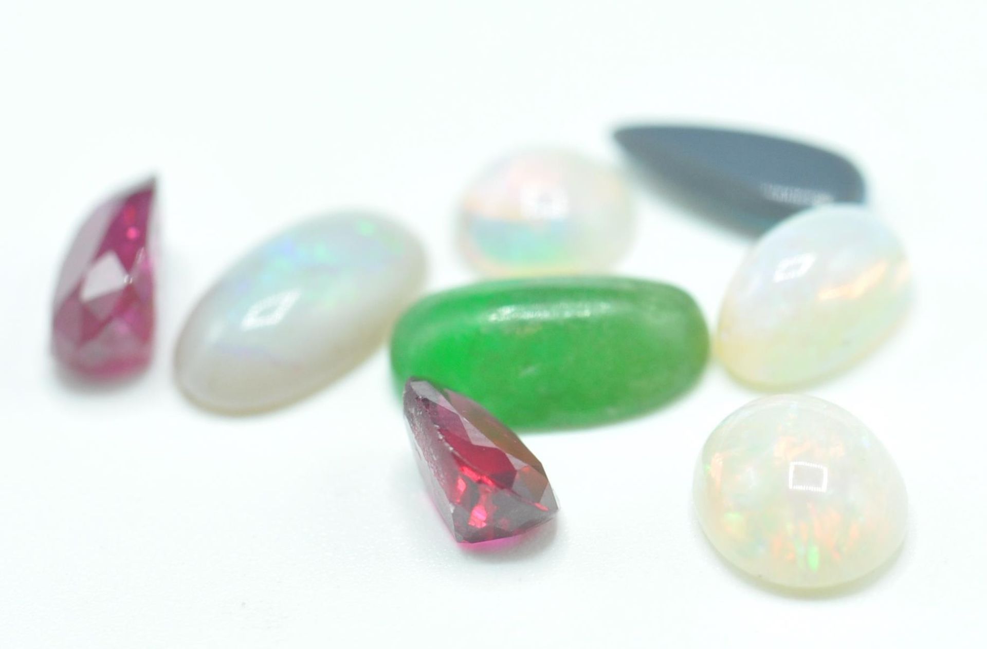 GROUP OF LOOSE GEMSTONES TO INCLUDE OPALS RUBIES - Bild 4 aus 5