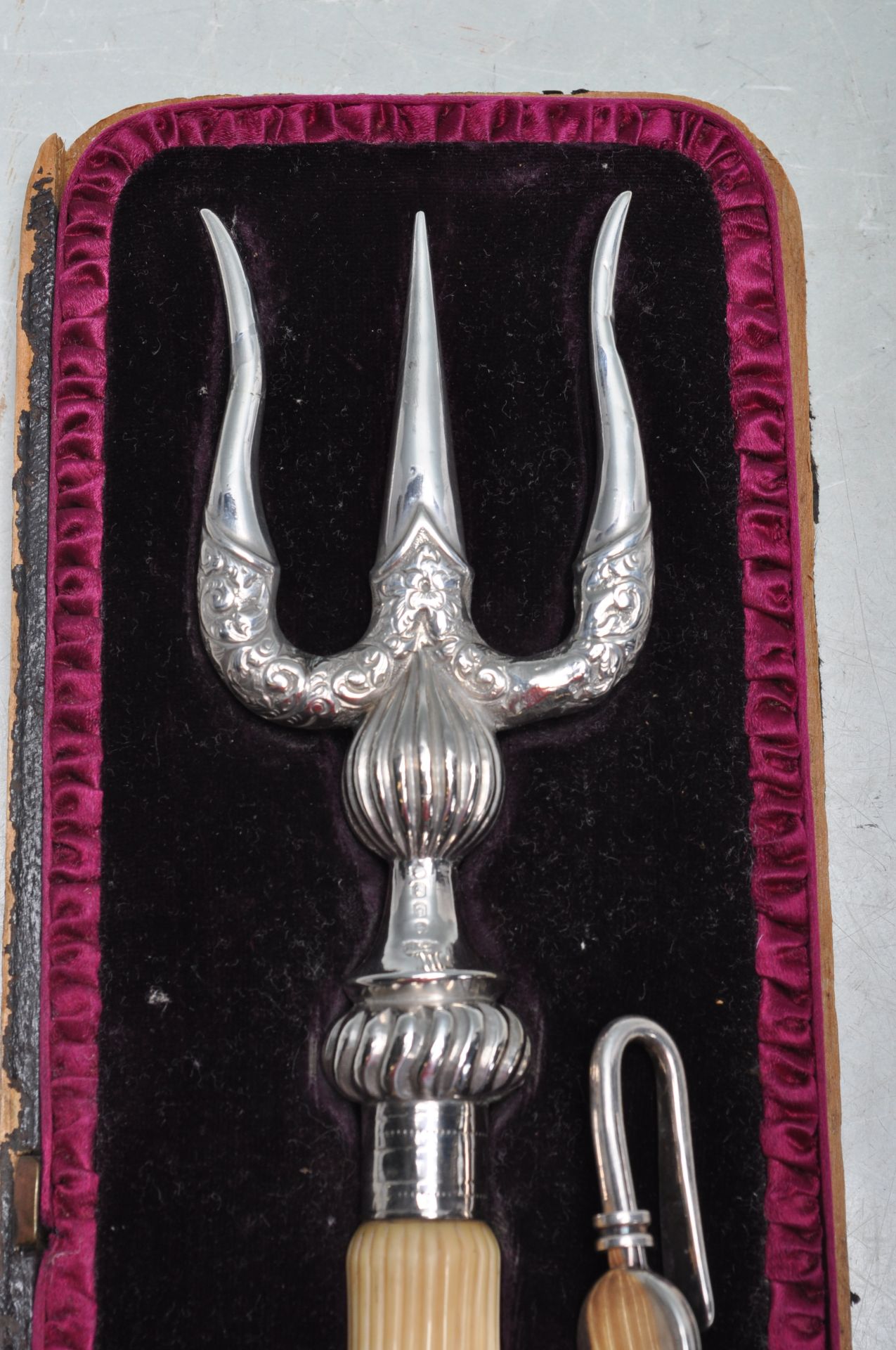 VICTORIAN SILVER TOAST FORK AND SILVER NAPKIN HOLDER - Bild 2 aus 6