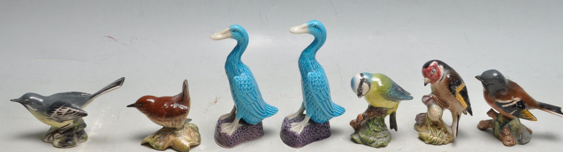 TWO EARLY 20TH CENTURY CHINESE PORCELAIN TURQUOISE DUCKS AND FIVE BESWICK BIRD FIGURINES - Bild 4 aus 10