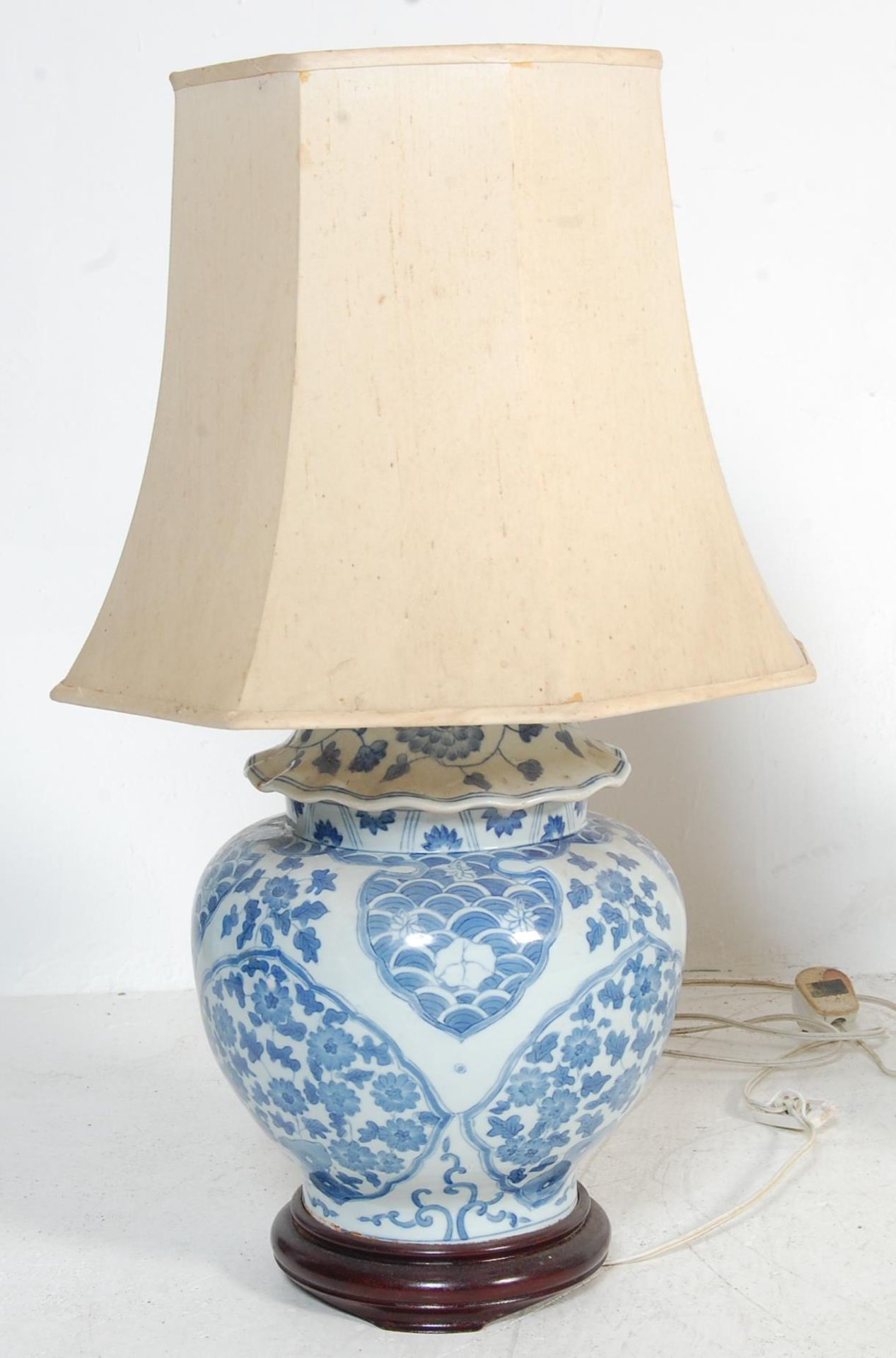 2 VINTAGE MID 20TH CENTURY CHINESE BLUE & WHITE LAMPS - Bild 2 aus 7