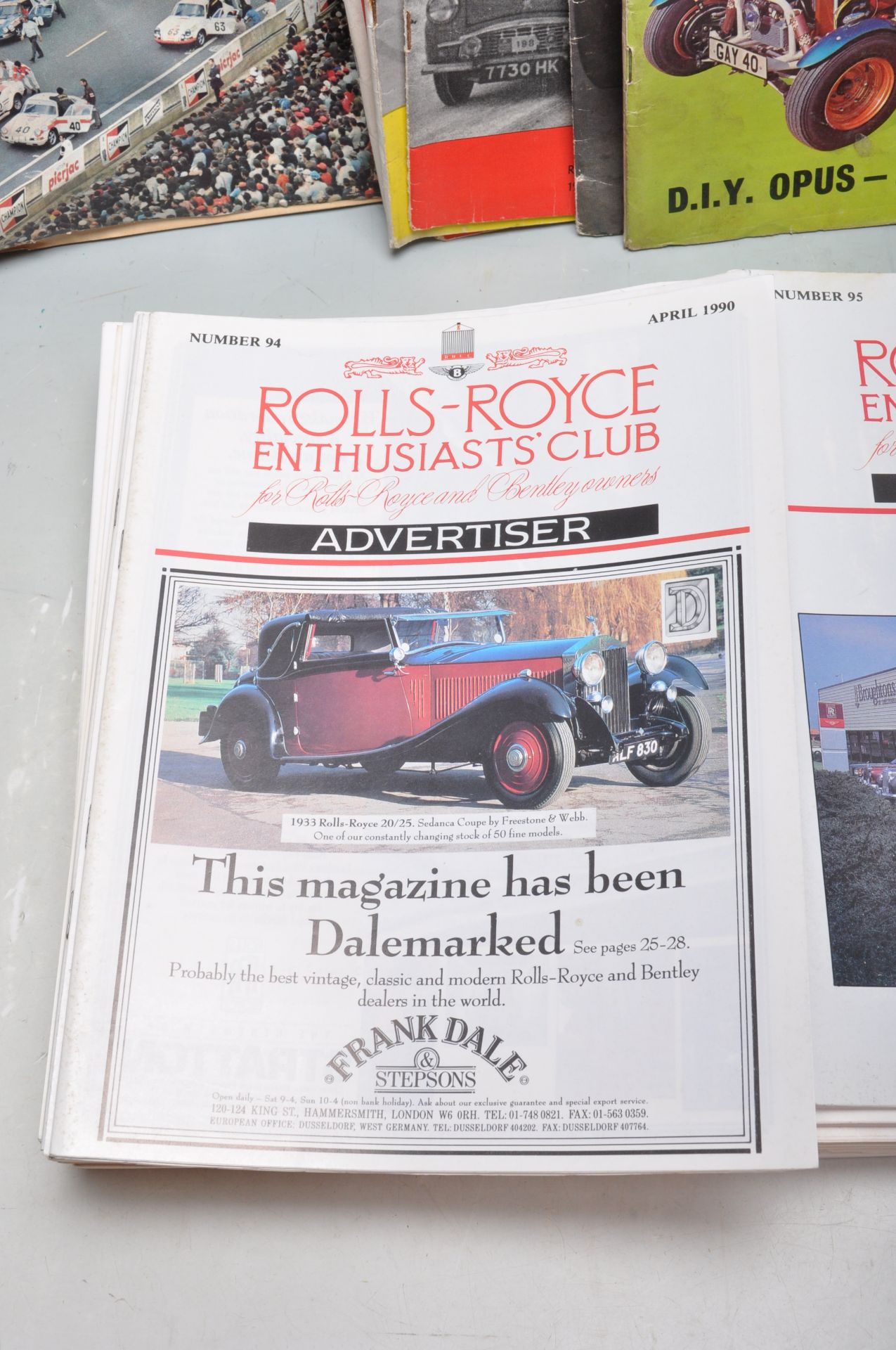 GROUP OF VINTAGE ROLLS ROYCE AND AUTOMOBILIA RELATED MAGAZINES - Bild 2 aus 11