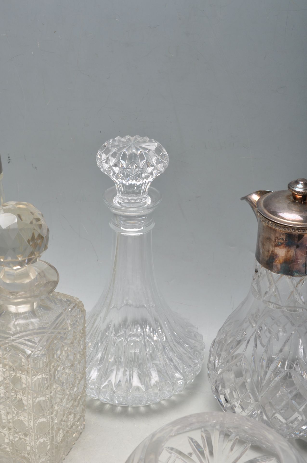 GROUP OF 2OTH CENTURY CUT GLASS DECANTERS - Bild 8 aus 9