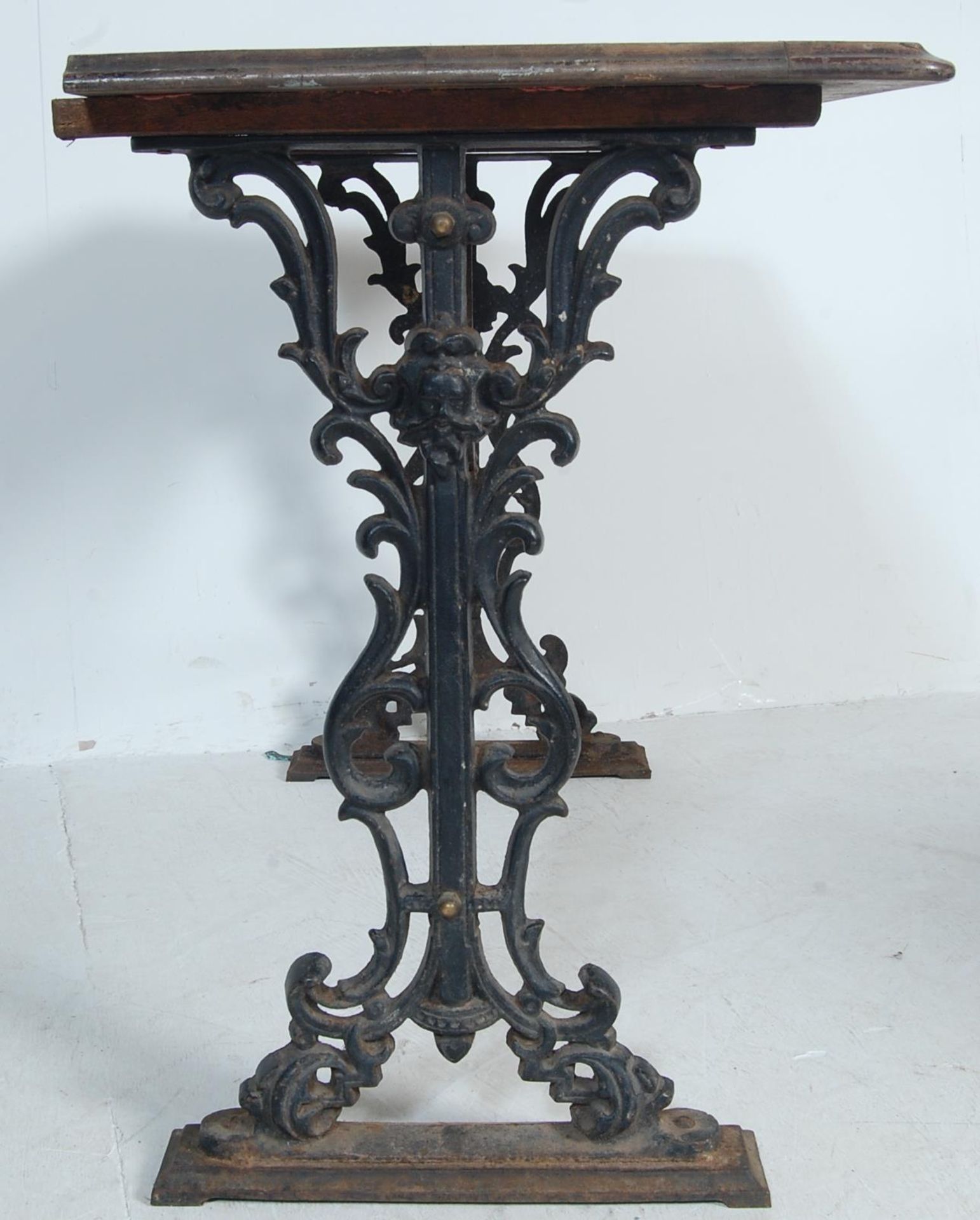 19TH CENTURY VICTORIAN CAST IRON AND WOOD GARDEN TABLE / PUB TABLE - Bild 6 aus 6