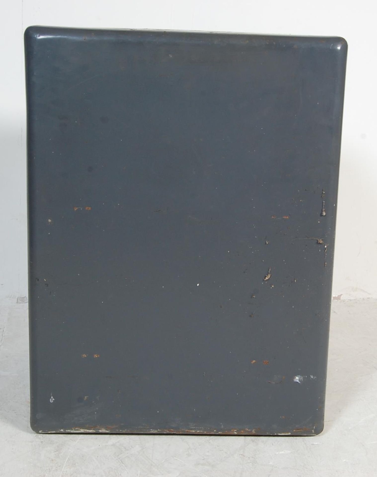 MID CENTURY INDUSTRIAL MERLIN CAST IRON SAFE - Bild 5 aus 10