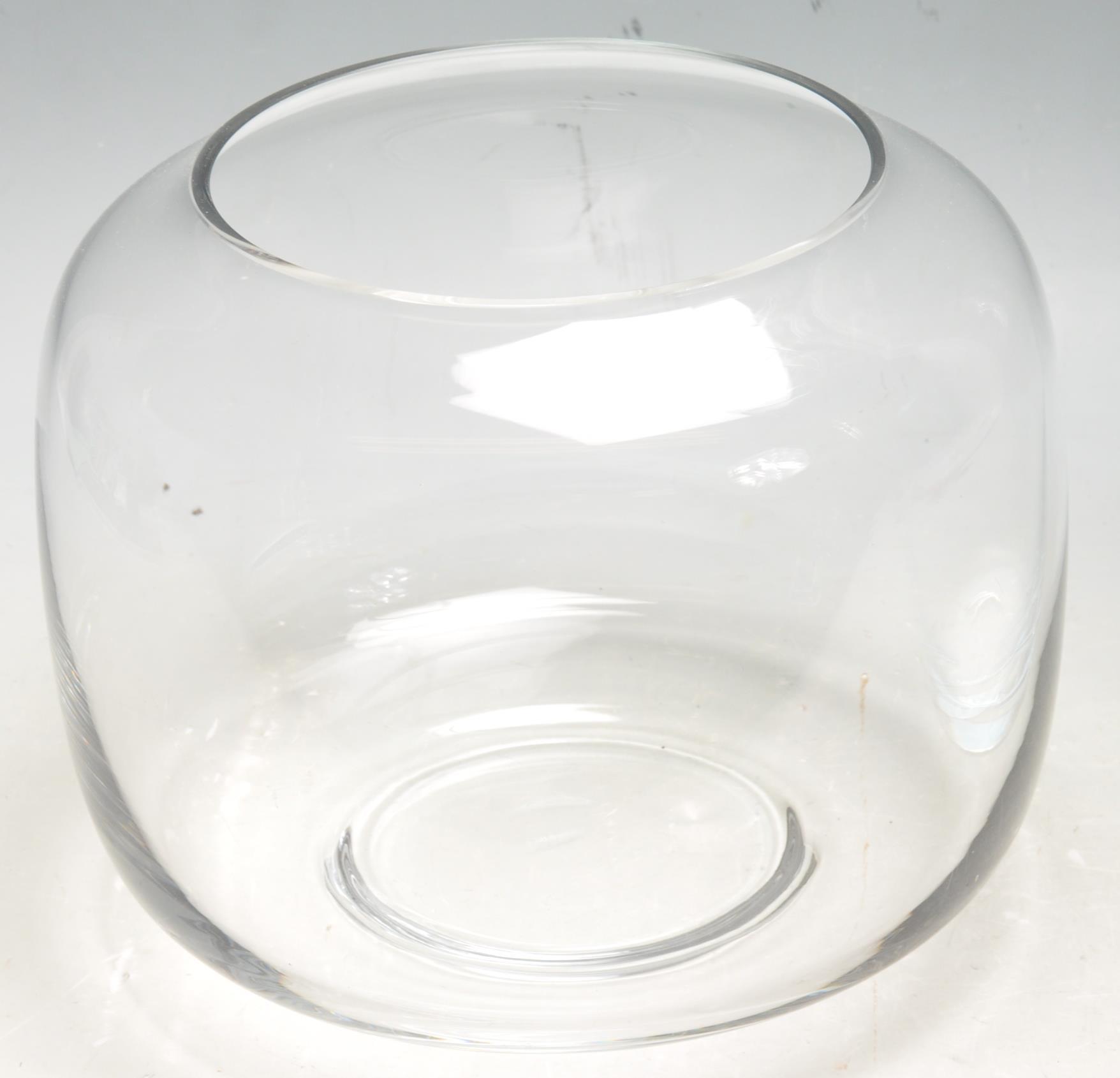 LARGE CONTEMPORARY GLASS VASE - Image 2 of 5