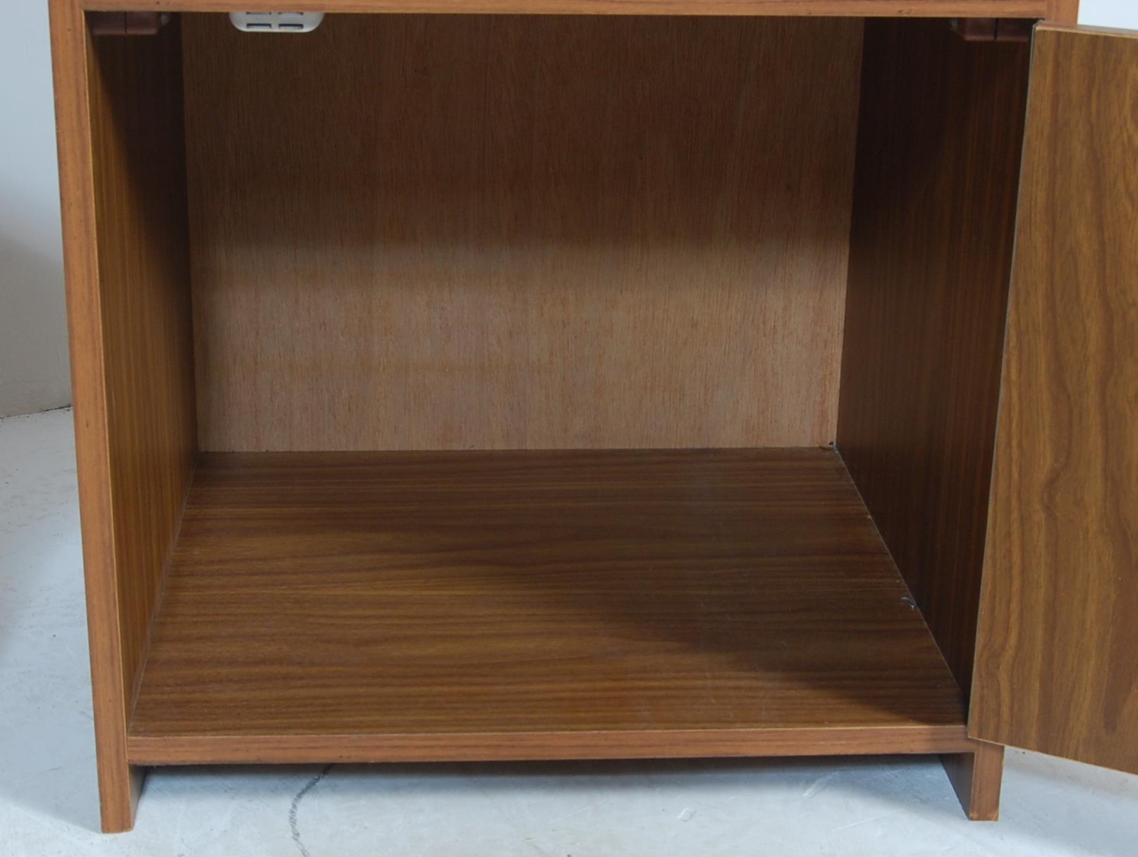 1970’S TEAK WOOD VENEER DRESSING TABLE AND CHEST OF DRAWERS - Image 9 of 9