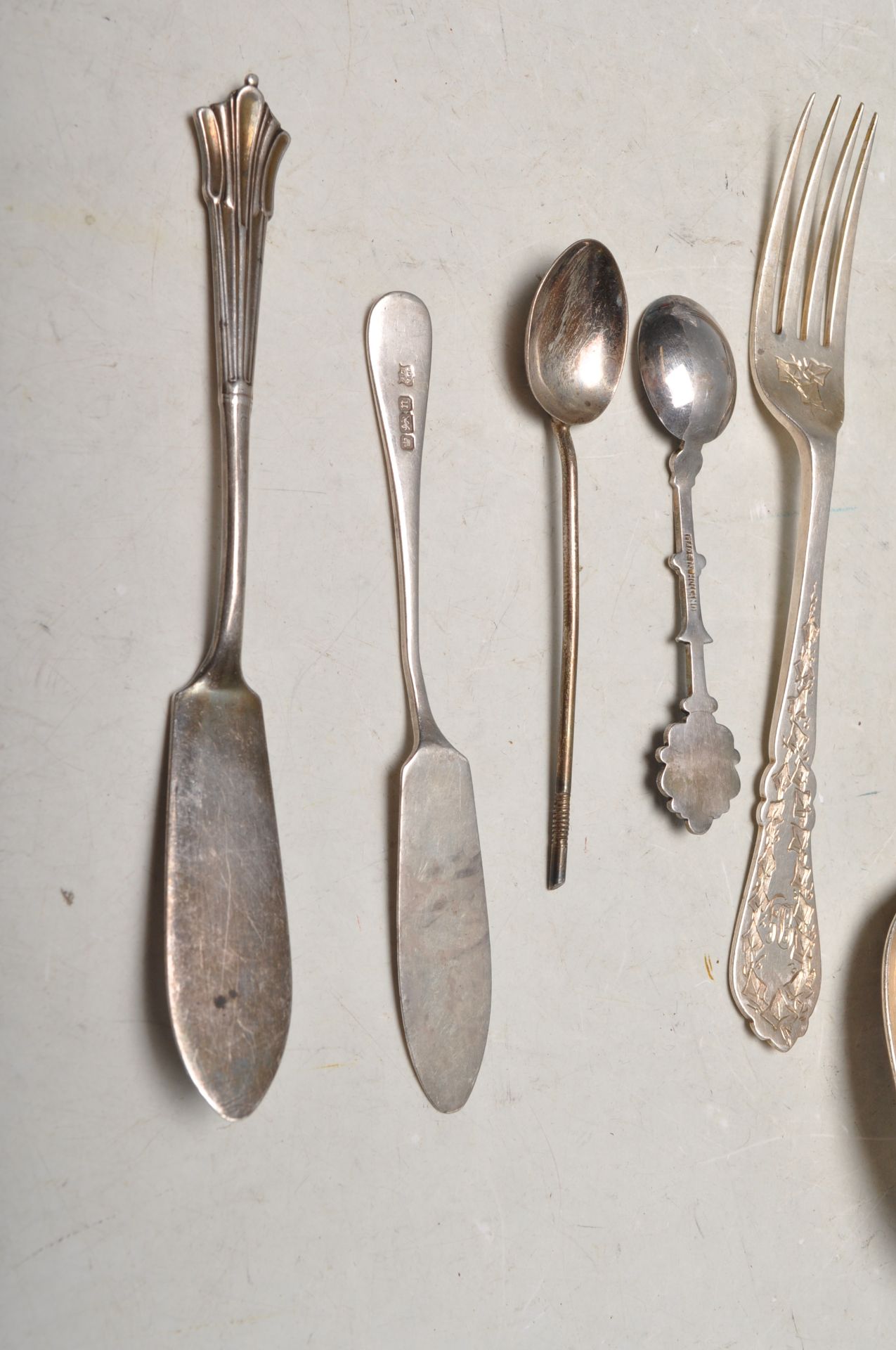 GROUP OF ANTQUE AND LATER SILVER FLATWARE - Bild 4 aus 7