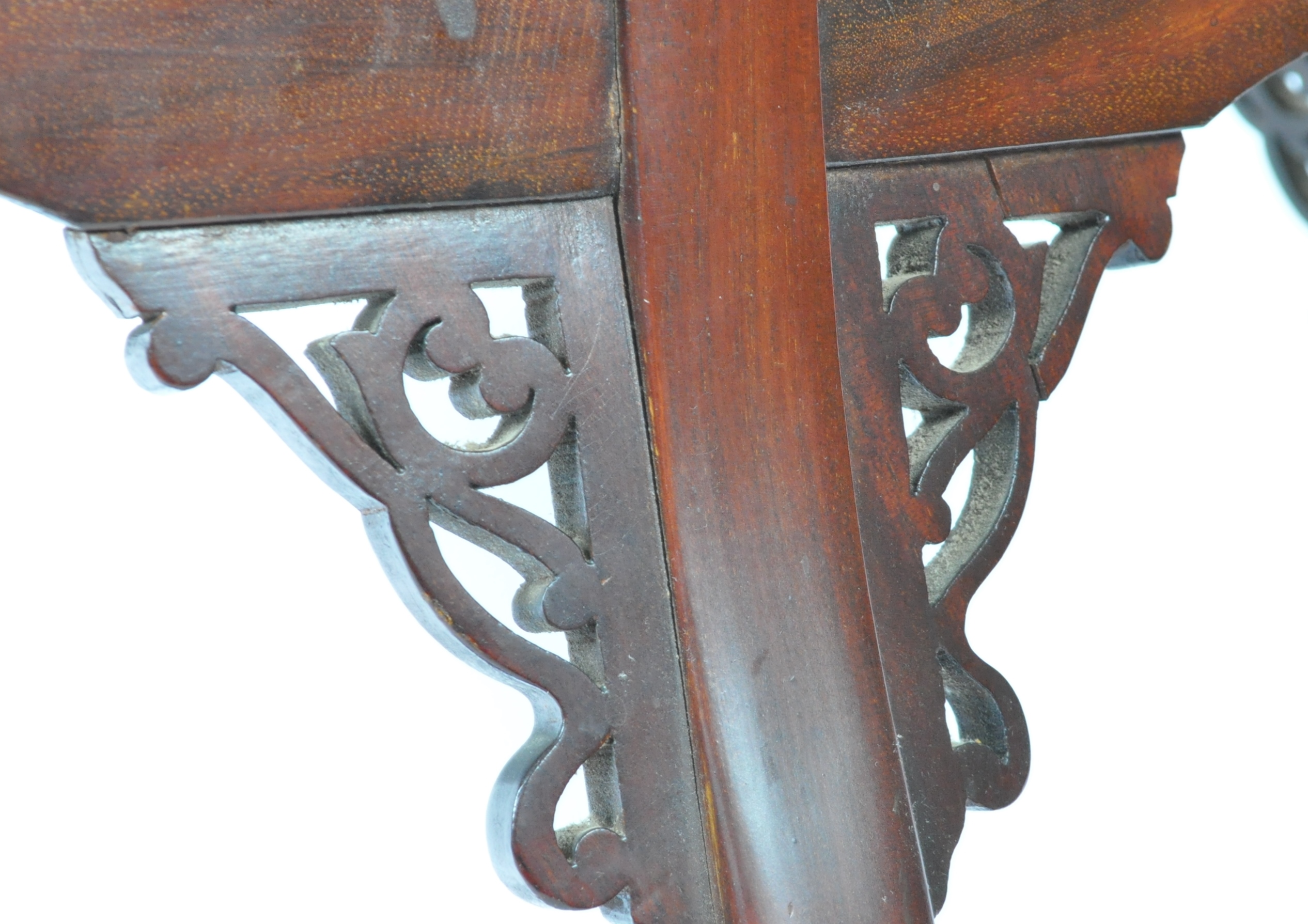 19TH CENTURY VICTORIAN ENGLISH MAHOGANY SCALLOPED EDGE TABLE - Image 4 of 5