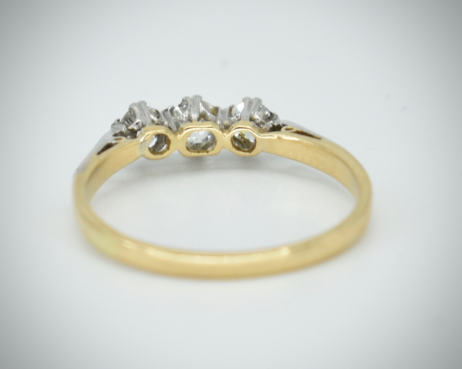 18ct Gold Platinum & Diamond Three Stone Ring - Image 4 of 4