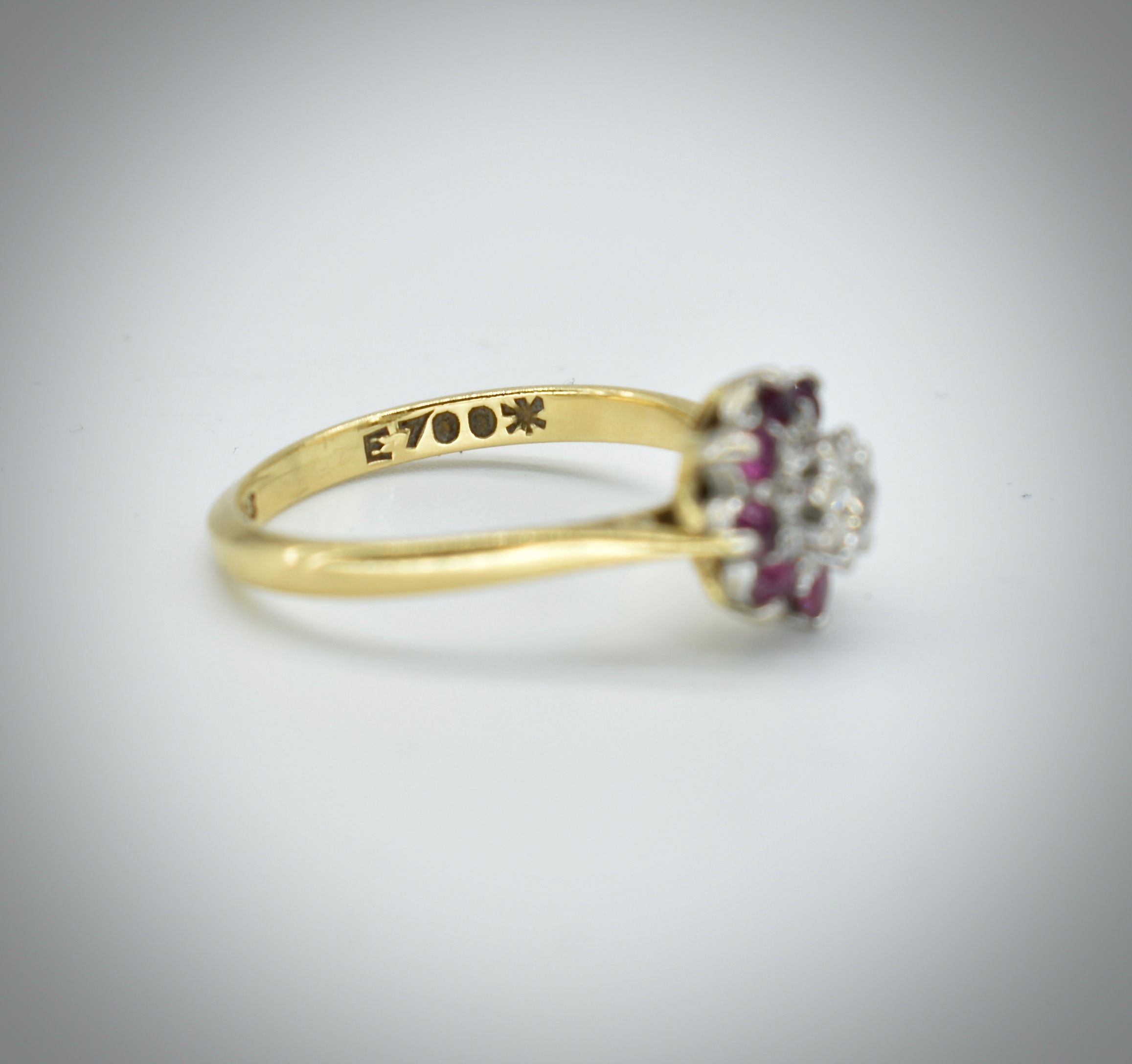 18ct Gold And Diamond Cluster Ring - Image 4 of 4