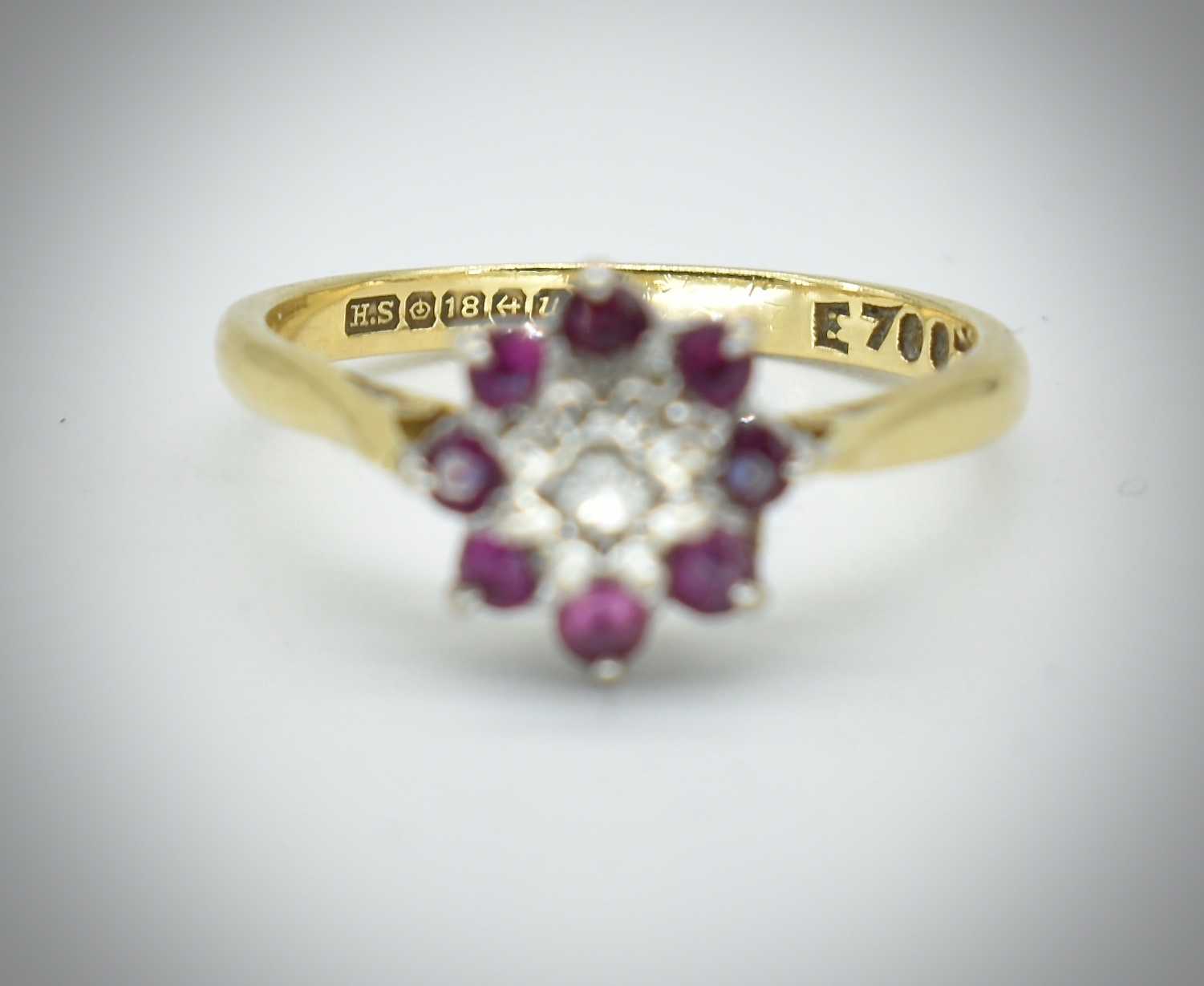 18ct Gold And Diamond Cluster Ring - Image 2 of 4