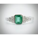 18ct White Gold Emerald & Diamond Ring