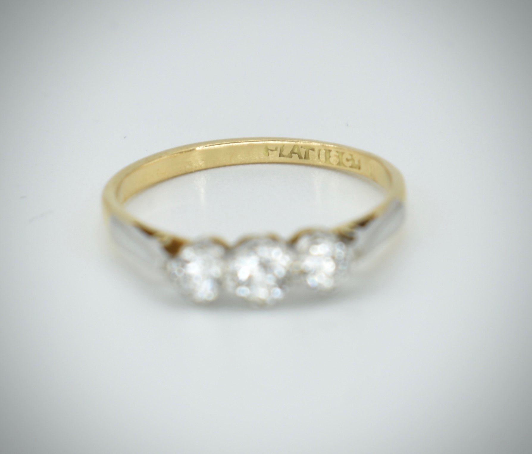 18ct Gold Platinum & Diamond Three Stone Ring - Image 2 of 4