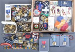 LARGE COLLECTION OF WWI AND WWII MILITARY BADGES & PATCHES