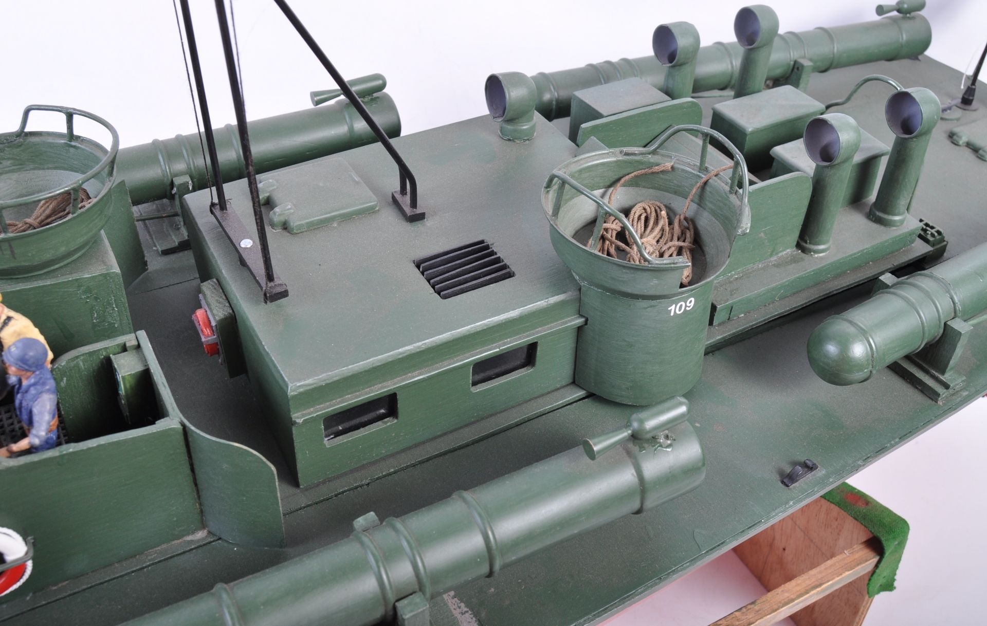 IMPRESSIVE LARGE SCALE MODEL OF US ARMY PT 109 TORPEDO BOAT - Bild 5 aus 7