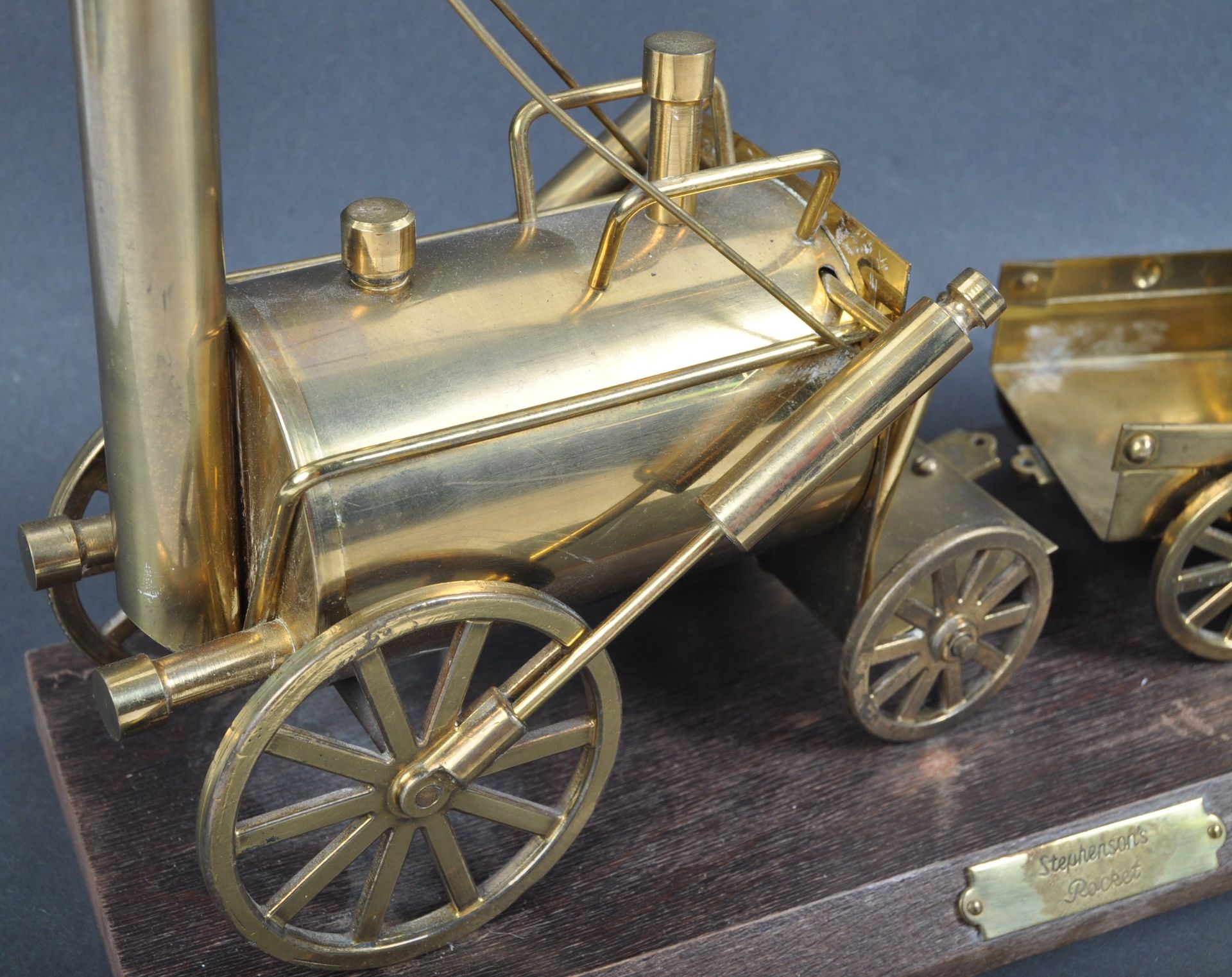 STEPHENSON'S ROCKET - RAILWAY INTEREST 20TH CENTURY BRASS MODEL - Bild 4 aus 8