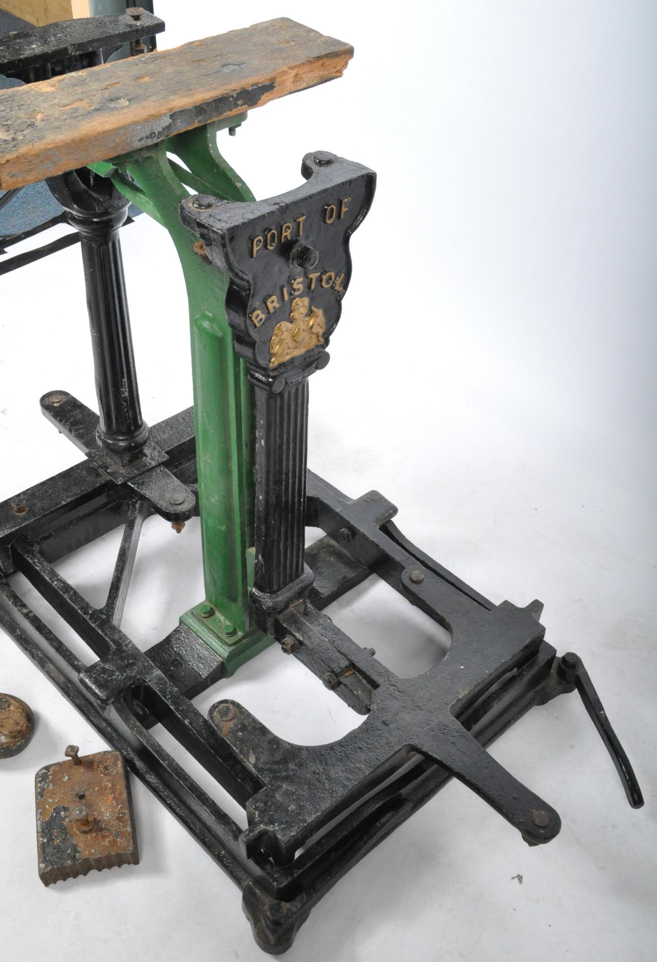 BRISTOL PORT HEAVY CAST IRON CUSTOMS & EXCISE WEIGHING SCALES - Image 4 of 6