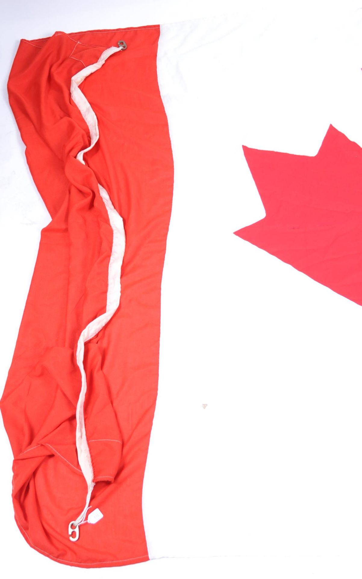 LARGE AND IMPRESSIVE VINTAGE CANADIAN NATIONAL FLAG - Bild 4 aus 5