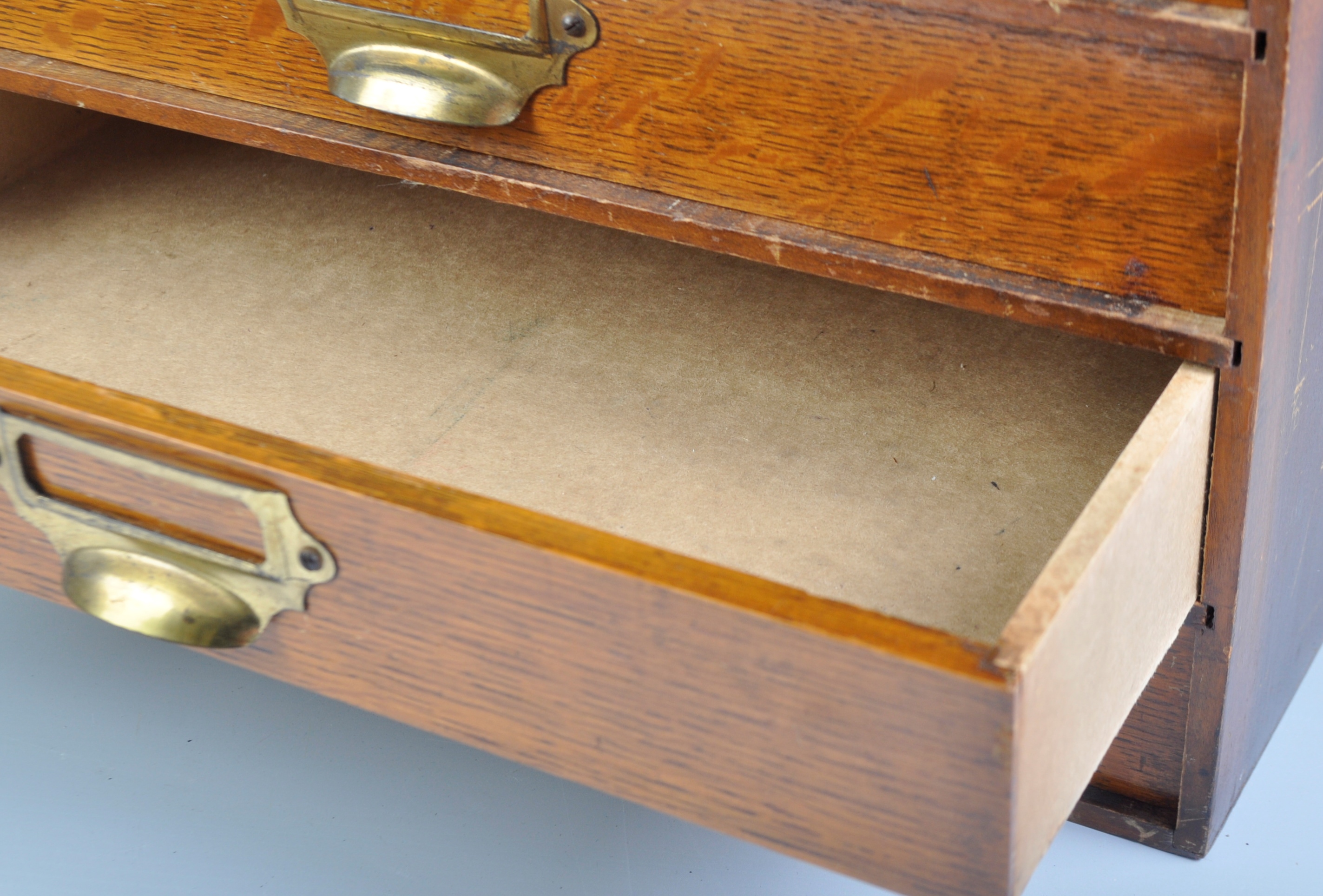 EARLY 20TH CENTURY OAK DESKTOP FILLING CABINET / CHEST OF DRAWERS - Image 5 of 8