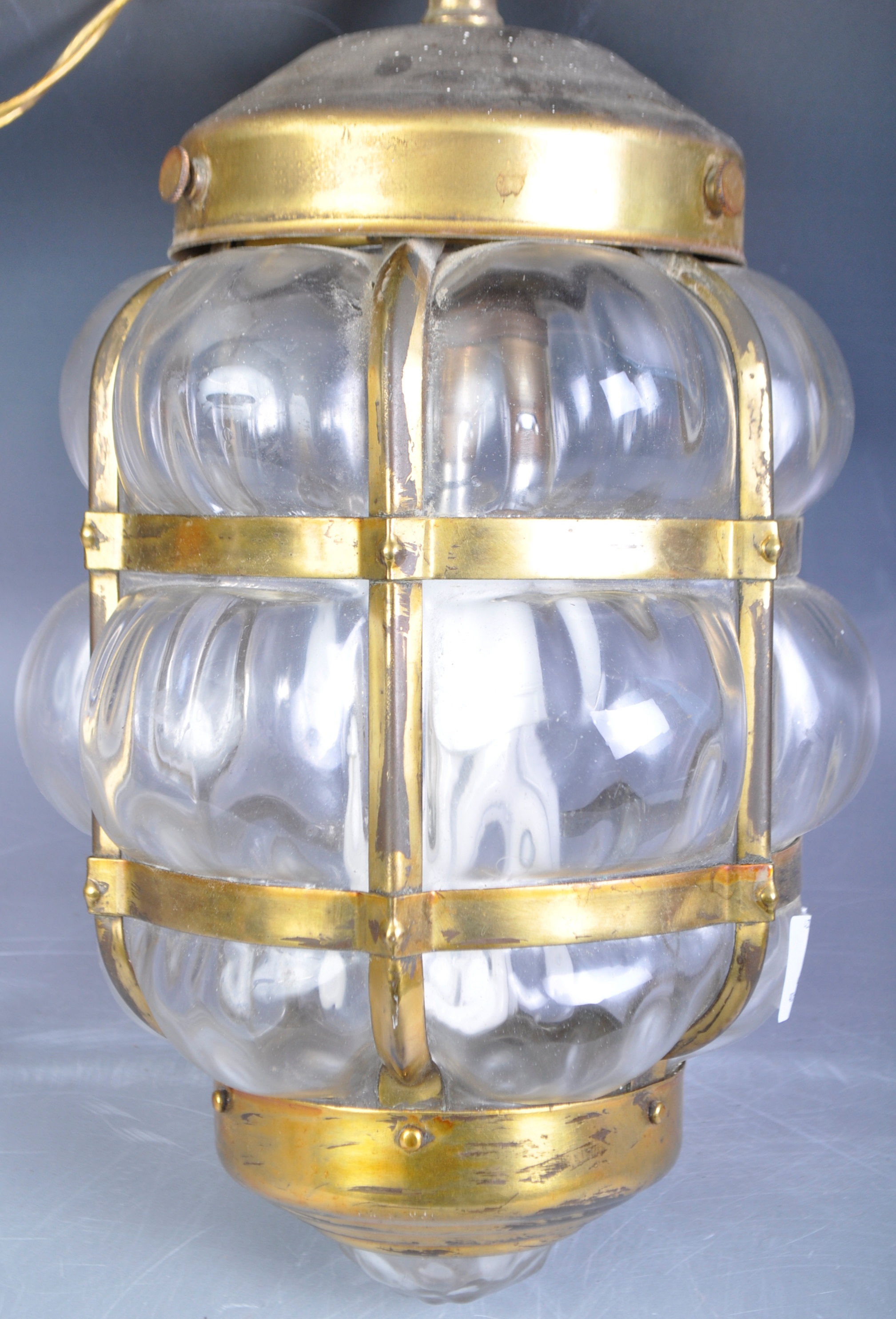 MID 20TH CENTURY GLASS GILDED BRASS HANGING PORCH LANTERN - Image 5 of 5