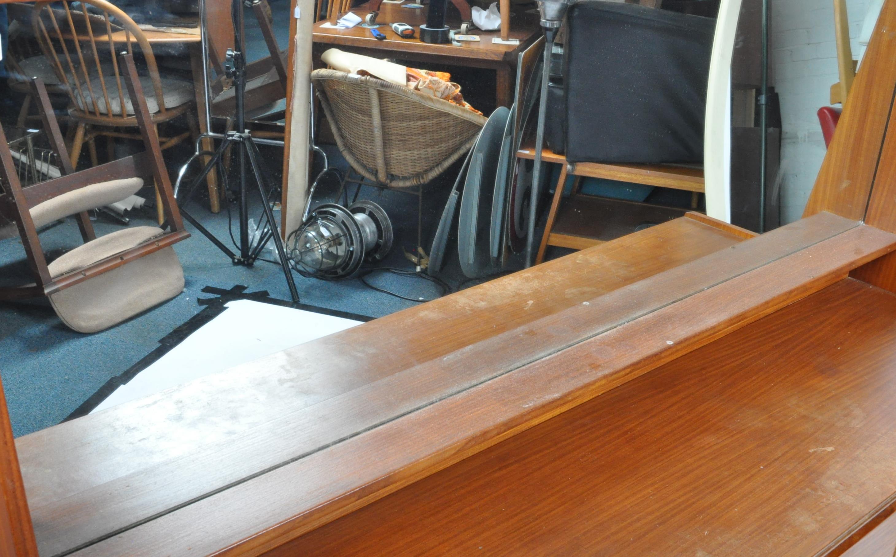 UNUSUAL RETRO TEAK WOOD MIRROR BACK SIDEBOARD - Image 3 of 5