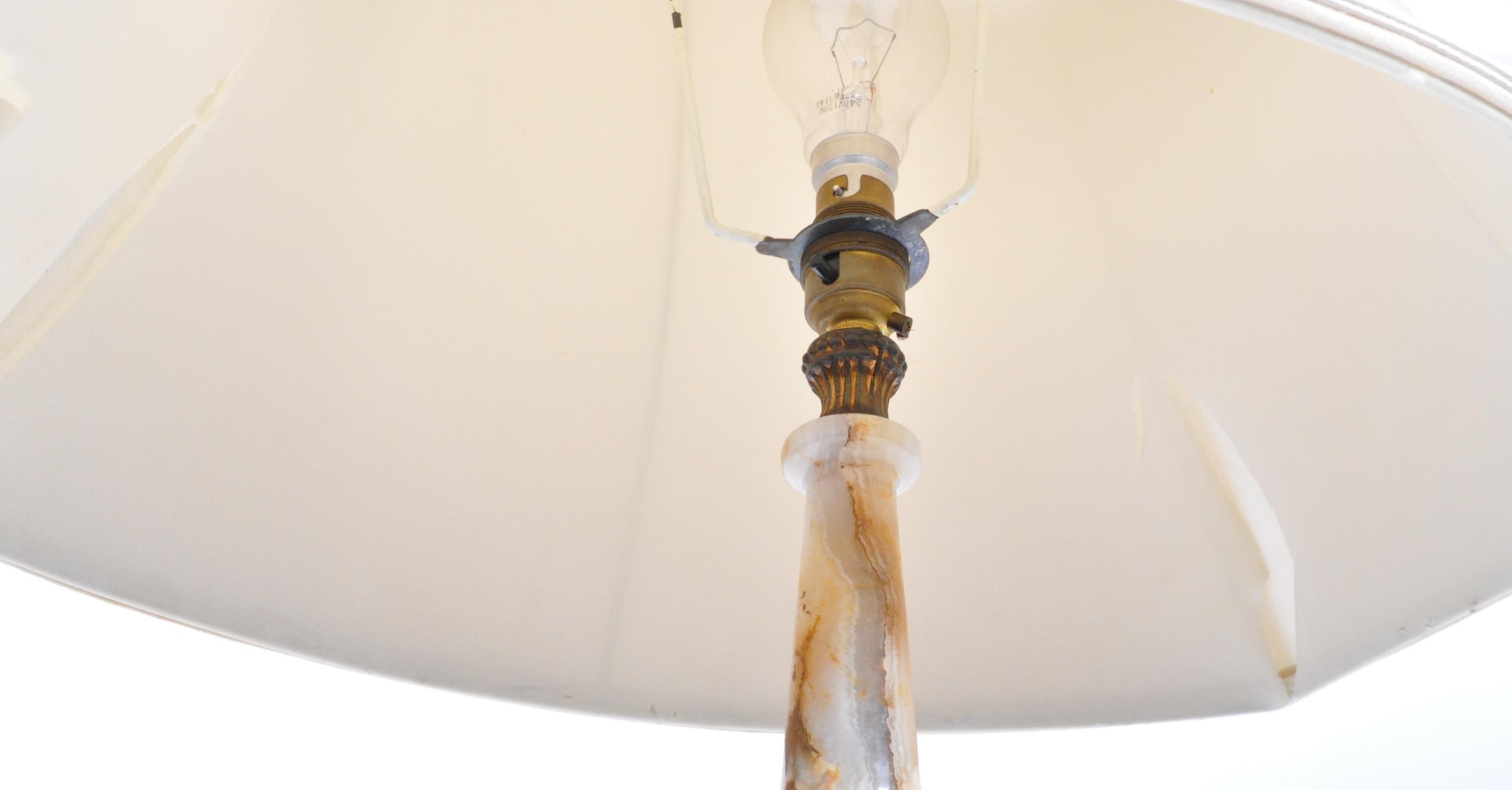 MID CENTURY ONYX AND BRASS STANDARD LAMP LIGHT - Image 2 of 4