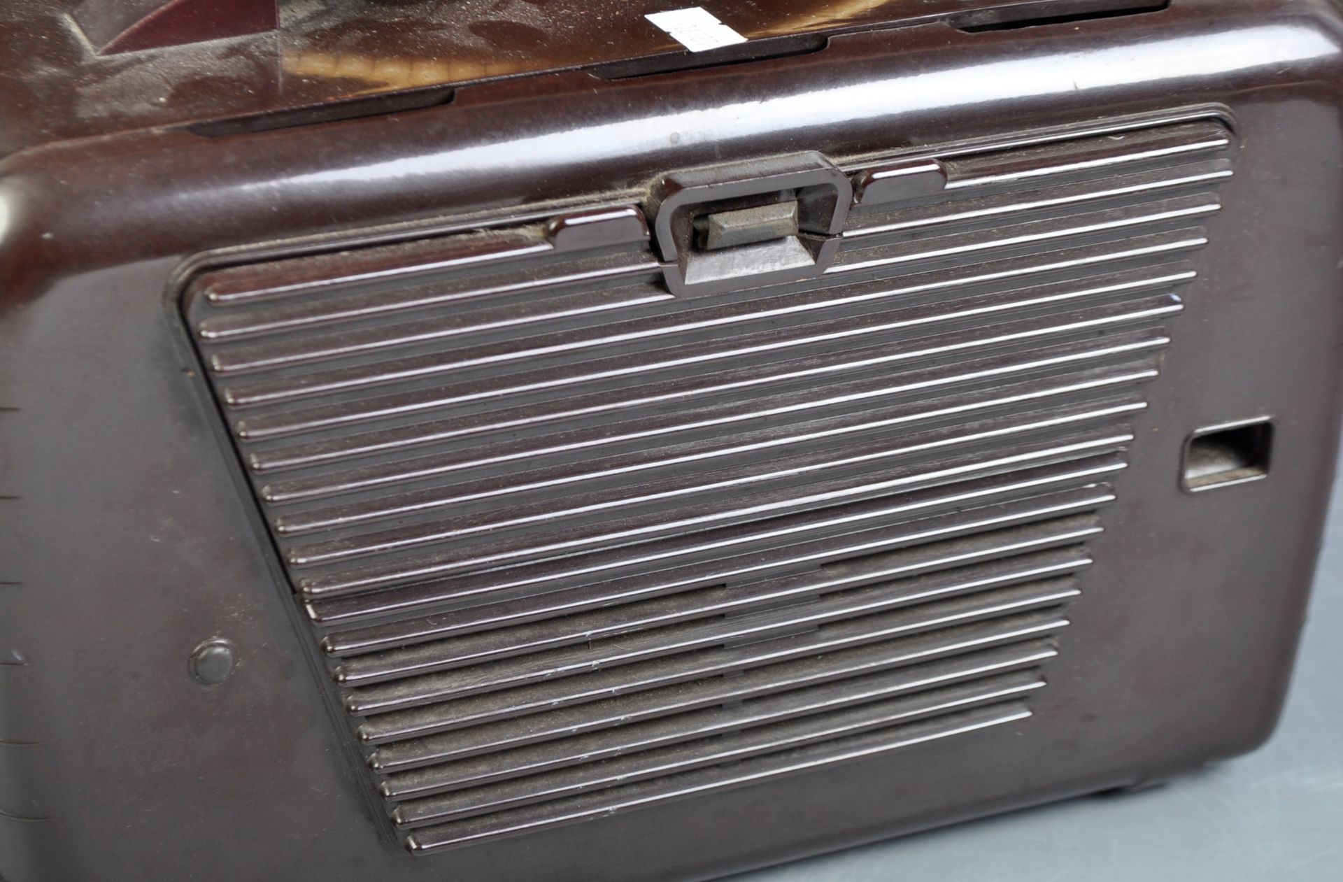 ULTRA - MID CENTURY BAKELITE CASED PORTABLE RADIO - Bild 6 aus 9