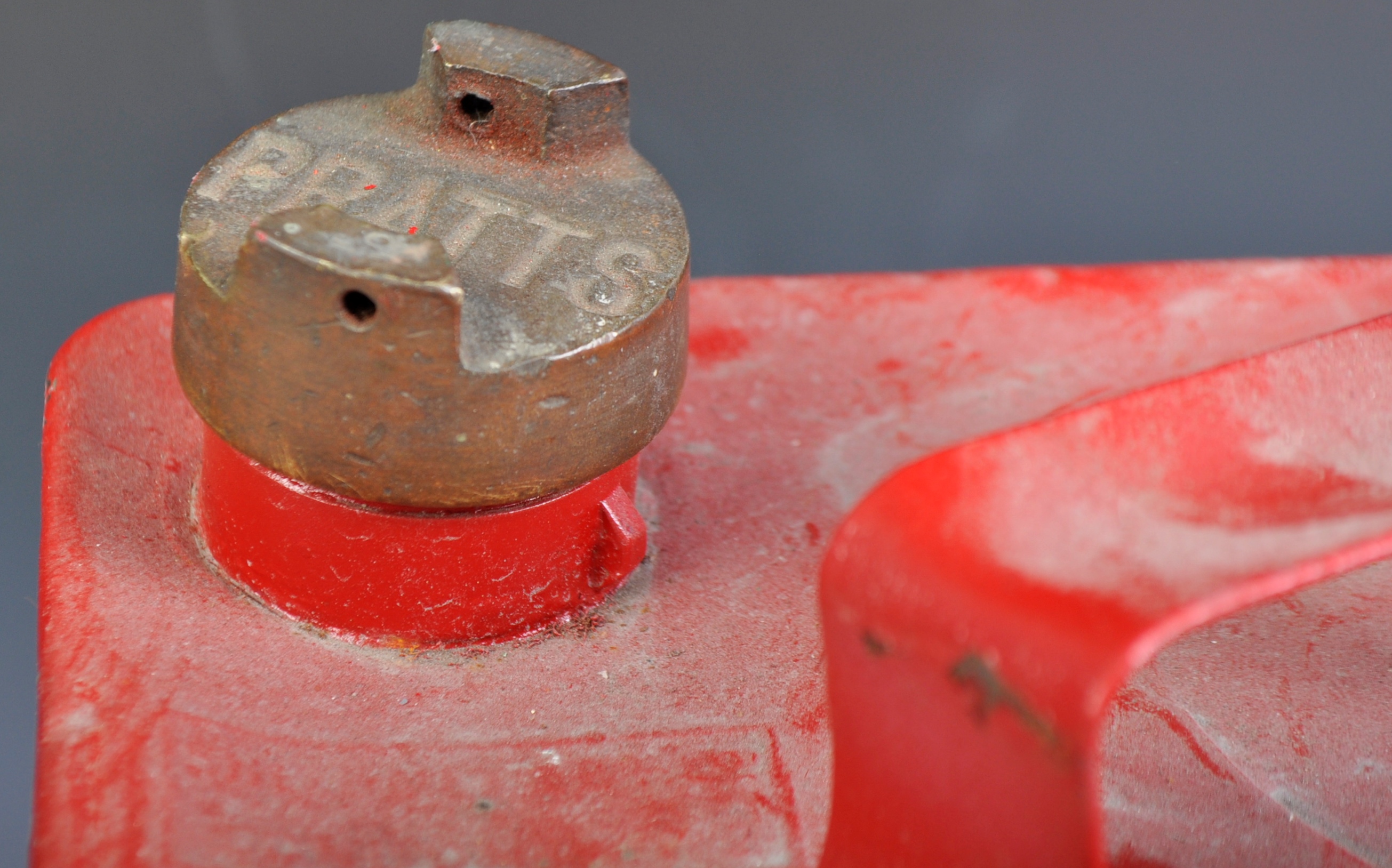 VINTAGE CONVERTED OIL CAN LAMP LIGHT FINISHED IN RED - Image 5 of 6