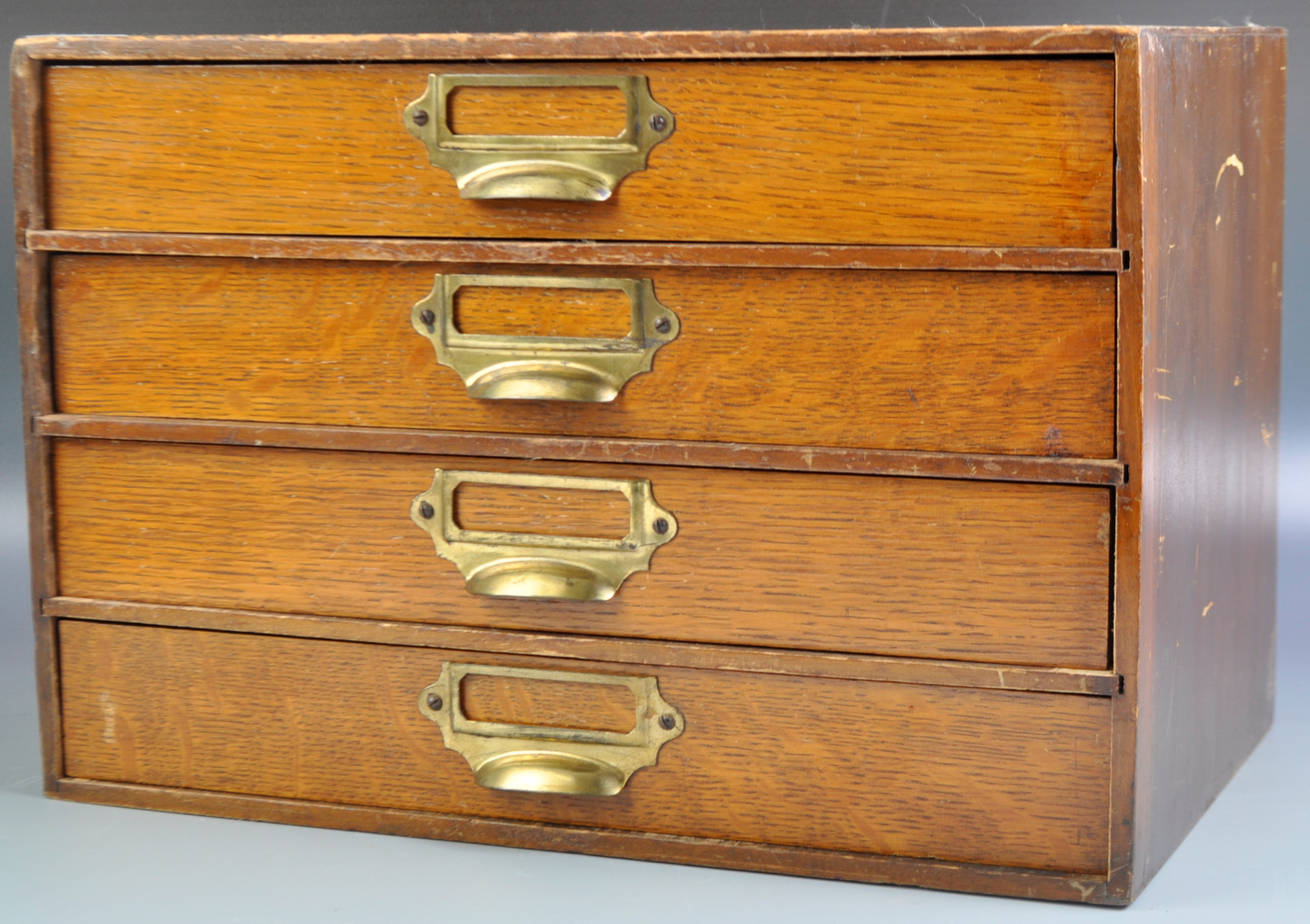 EARLY 20TH CENTURY OAK DESKTOP FILLING CABINET / CHEST OF DRAWERS