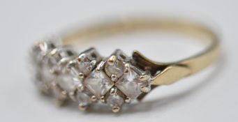 9CT GOLD AND WHITE STONE CLUSTER RING