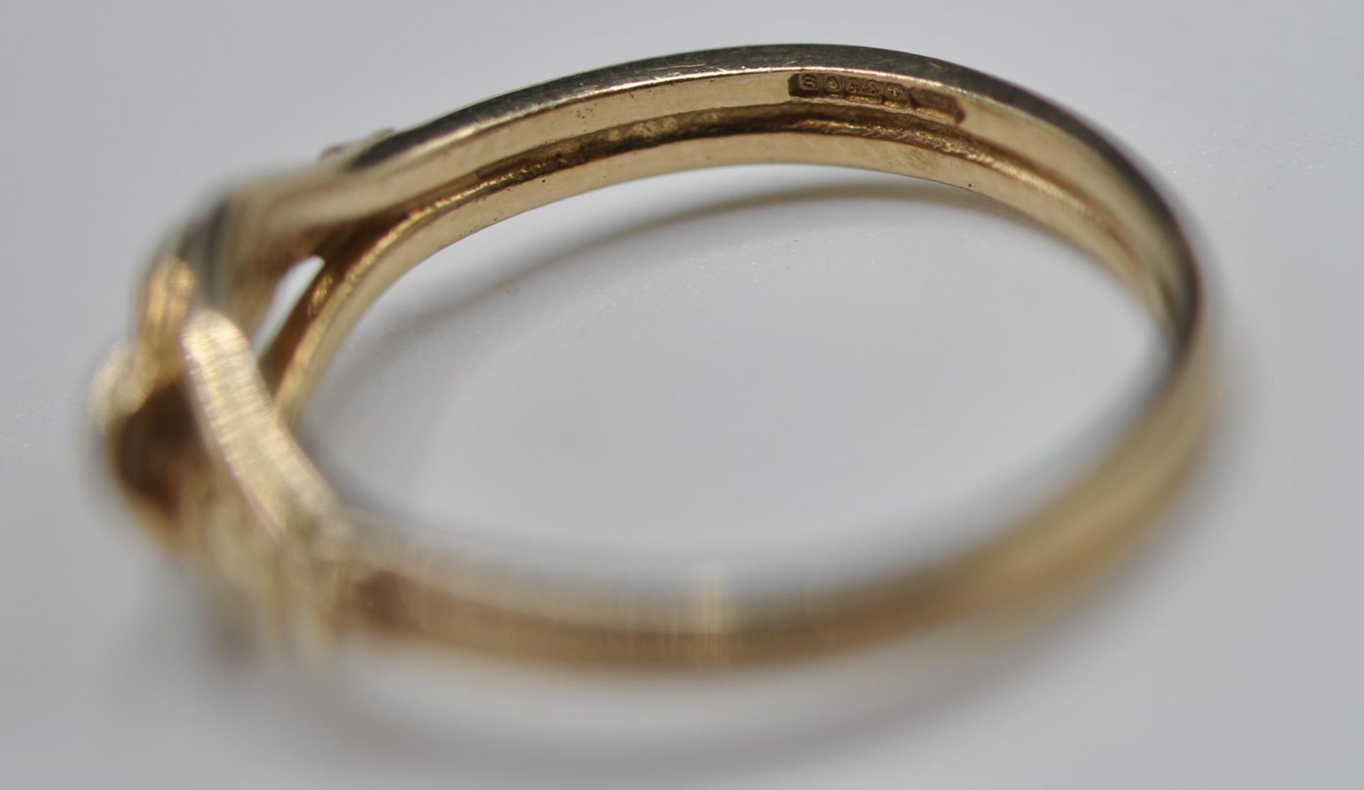 HALLMARKED 9CT GOLD KNOT RING - Image 6 of 7